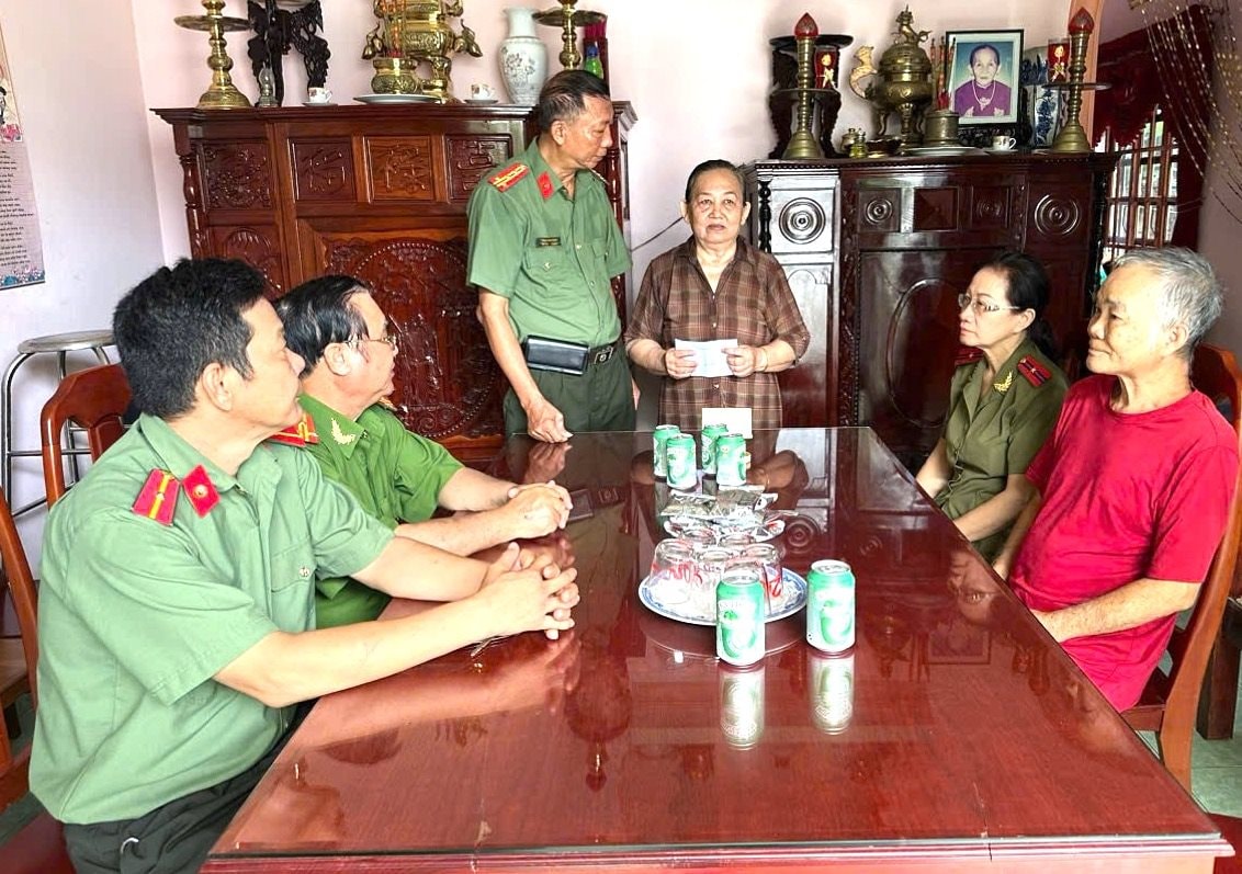 anh-5-chi-hoi-cuu-cand-p anh-5-chi-hoi-cuu-cand-p.tang-nhon-phu-a-tham-hoi-tang-qua-gia-dinh-chinh-sach..jpg