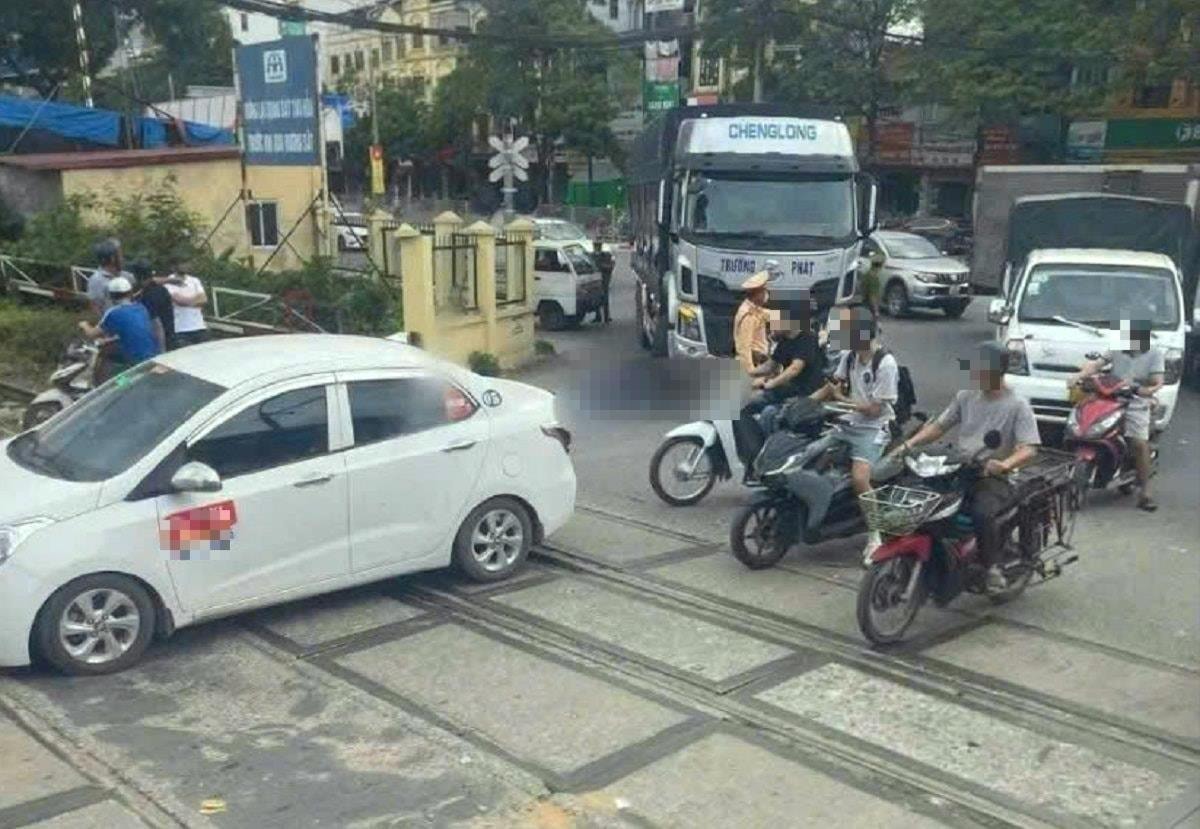 ha-noi-va-cham-giua-xe-tai-va-xe-may-khien-mot-nu-sinh-tu-vong-1 ha-noi-va-cham-giua-xe-tai-va-xe-may-khien-mot-nu-sinh-tu-vong-1-.jpg