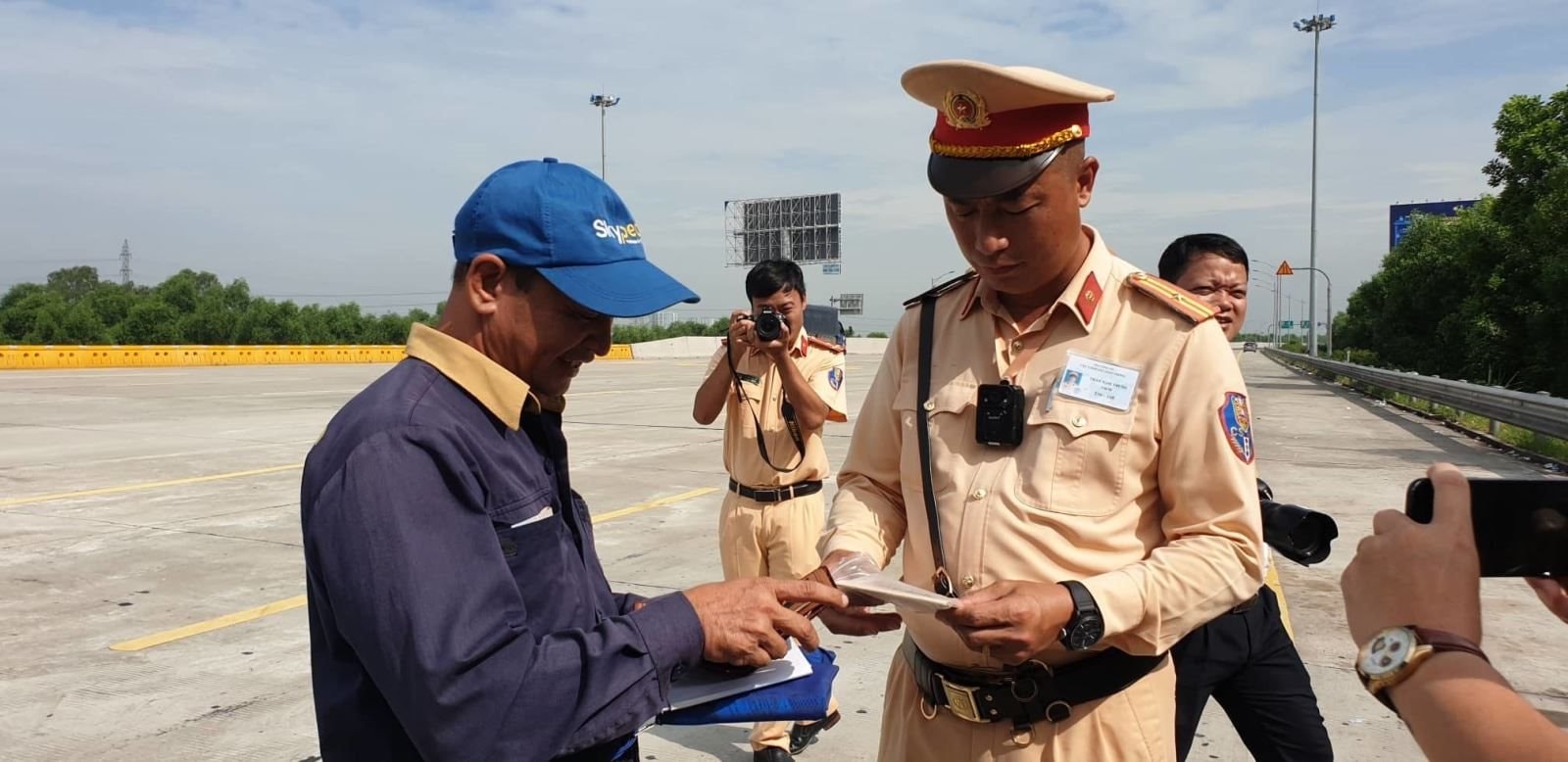 lai-xe-khong-mang-theo-giay-to-phot-lo-quy-dinh-gay-kho-cho-luc-luong-chuc-nang-anh-1 lai-xe-khong-mang-theo-giay-to-phot-lo-quy-dinh-gay-kho-cho-luc-luong-chuc-nang-anh-1.jpg