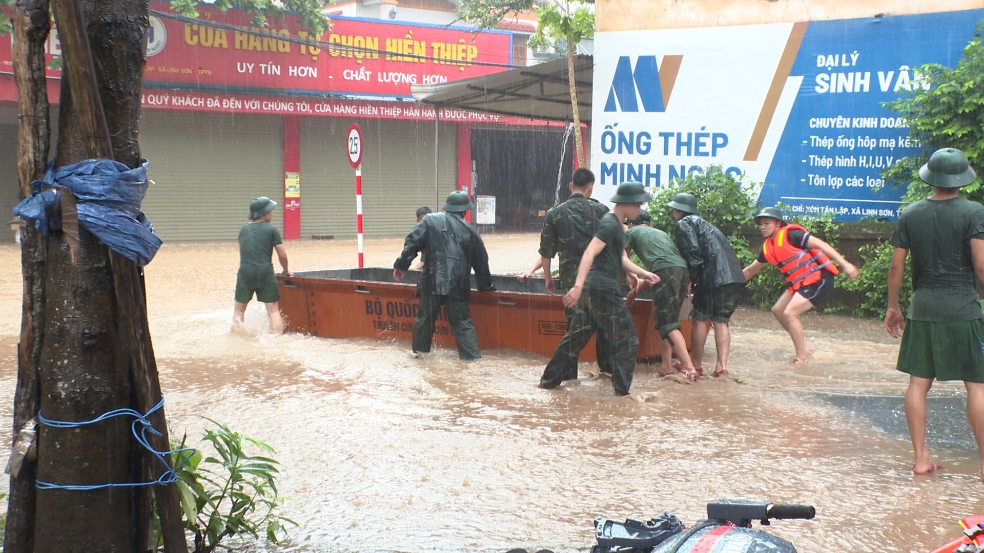lut-bao-linh-son lut-bao-linh-son.00_00_26_40.still006.jpg