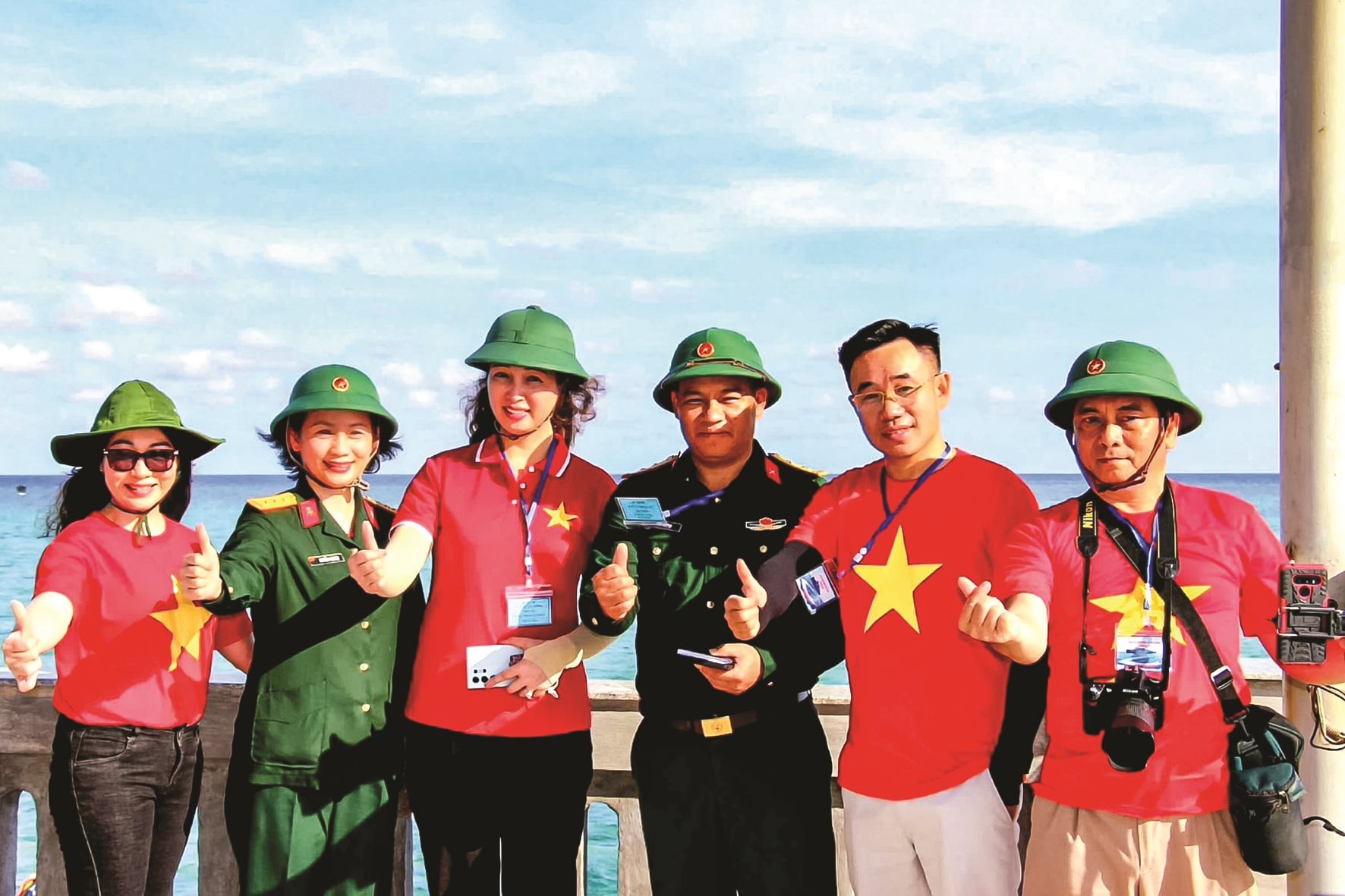 nha-bao-manh-hung-cung-cac-dong-nghiep-trong-chuyen-cong-tac-tai-quan-dao-truong-sa-1 nha-bao-manh-hung-cung-cac-dong-nghiep-trong-chuyen-cong-tac-tai-quan-dao-truong-sa-1-.jpg
