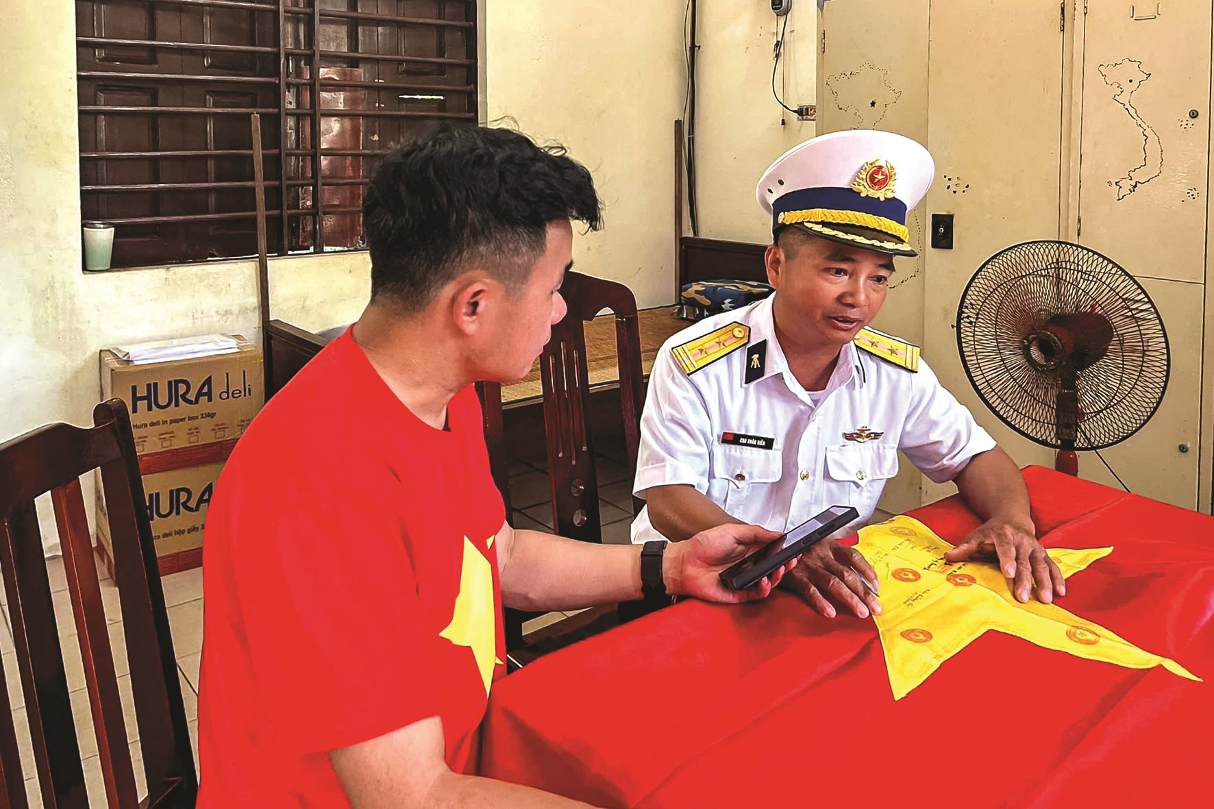nha-bao-manh-hung-cung-cac-dong-nghiep-trong-chuyen-cong-tac-tai-quan-dao-truong-sa-3 nha-bao-manh-hung-cung-cac-dong-nghiep-trong-chuyen-cong-tac-tai-quan-dao-truong-sa-3-.jpg
