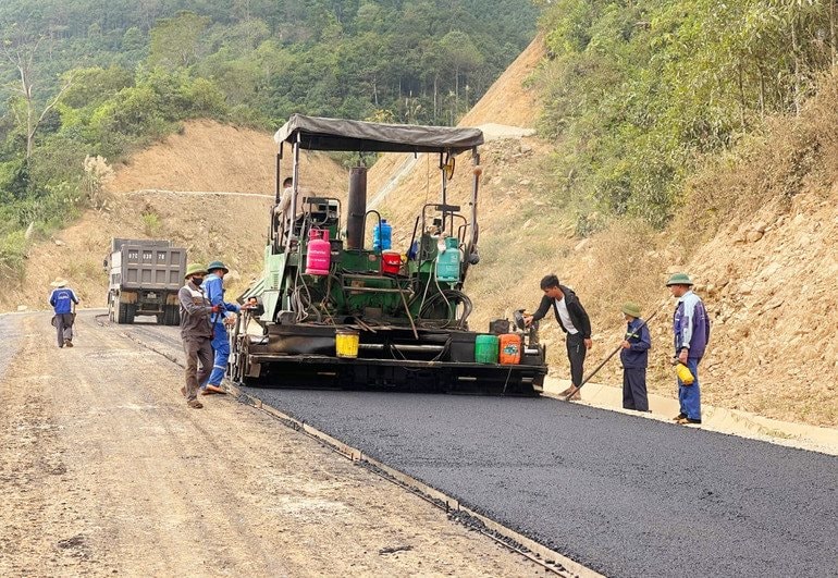 nha-thau-thi-cong-rai-tham-nhua-nhung-ki-lo-met-cuoi-cung-cua-du-an-xay-dung-tuyen-duong-thanh-pho-bac-kan-ho-ba-be-ket-noi-sang-na-hang.jpg