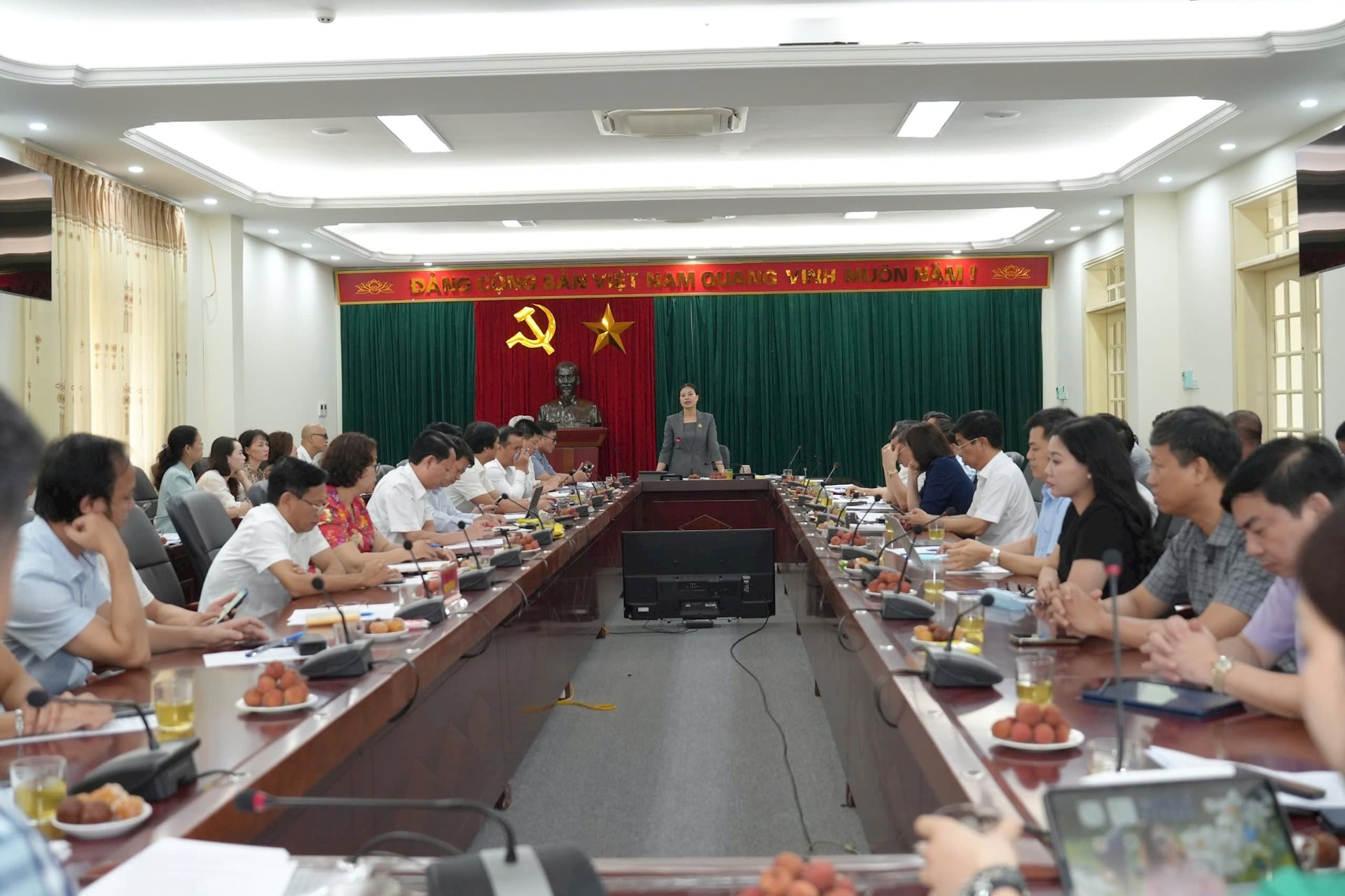 quang-canh-buoi-lam-viec quang-canh-buoi-lam-viec.jpg