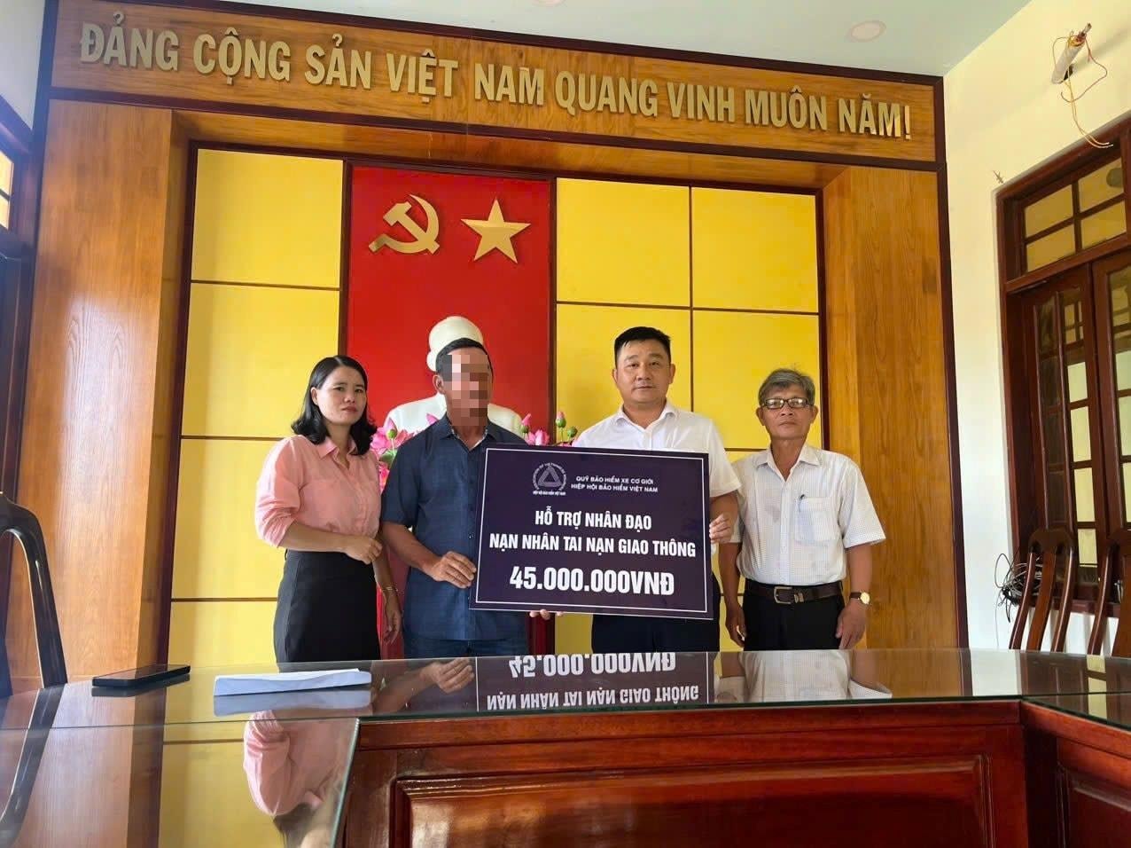 quy-bao-hiem-xe-co-gioi-trao-ho-tro-nhan-dao-cho-gia-dinh-nan-nhan-tu-vong-do-tai-nan-giao-thong1 quy-bao-hiem-xe-co-gioi-trao-ho-tro-nhan-dao-cho-gia-dinh-nan-nhan-tu-vong-do-tai-nan-giao-thong(1).jpg