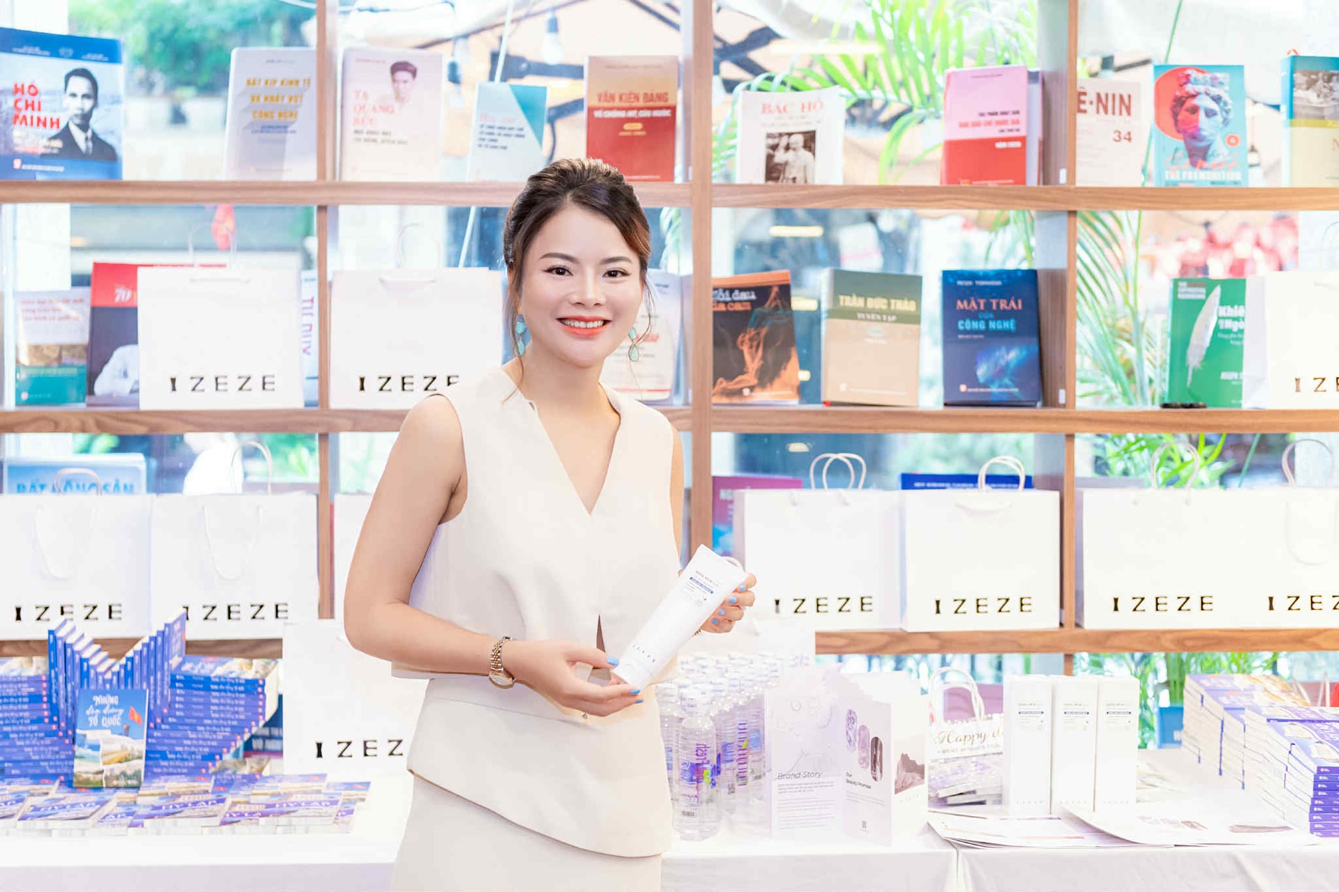 Nữ tác giả Việt kiều Tina Yuan Tina Yuan