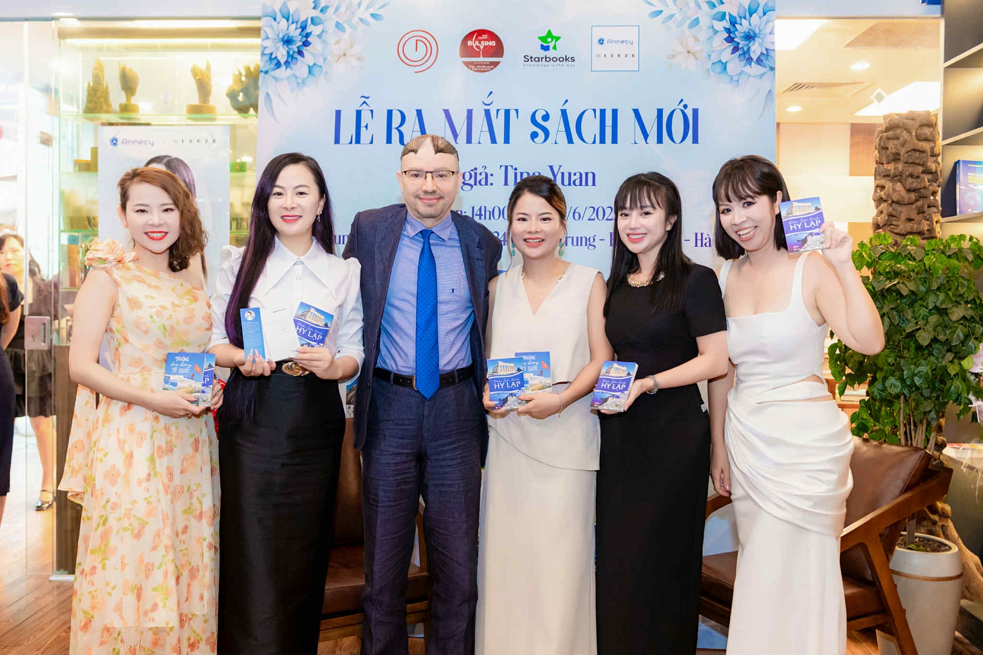 Hai cuốn sách, một trái tim - Tina Yuan và hành trình văn chương xuyên lục địa - Ảnh 4. Tina Yuan