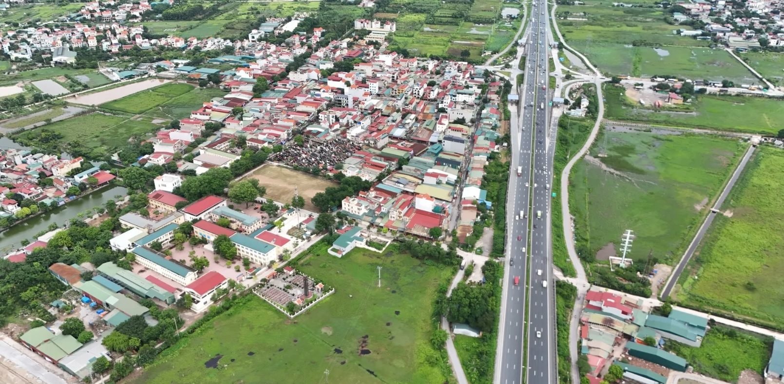 thu-tuong-chinh-phu-cong-nhan-ha-noi-hoan-thanh-nhiem-vu-xay-dung-nong-thon-moi-nam-2024.jpg