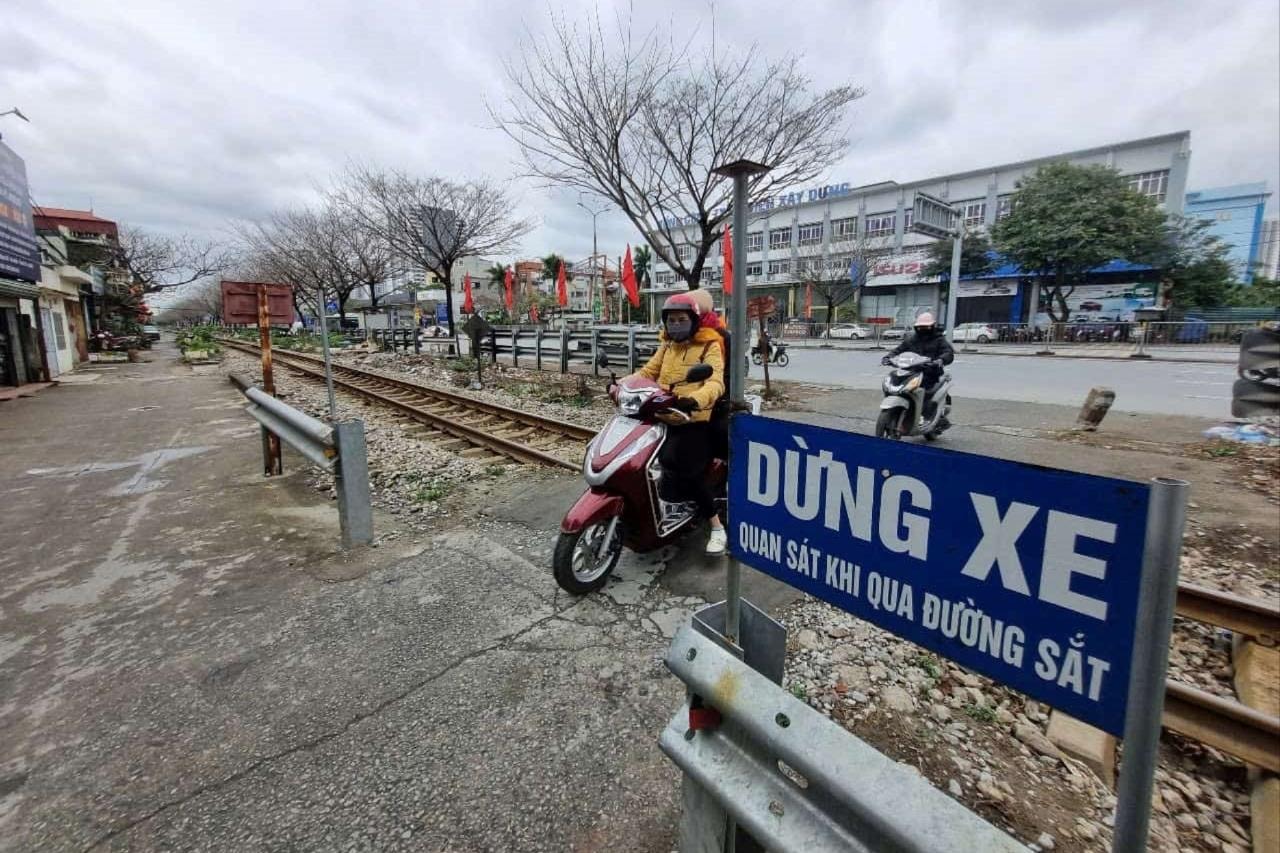 thuc-hien-nghiem-quy-dinh-hanh-lang-an-toan-giao-thong-duong-sat1 thuc-hien-nghiem-quy-dinh-hanh-lang-an-toan-giao-thong-duong-sat(1).jpg