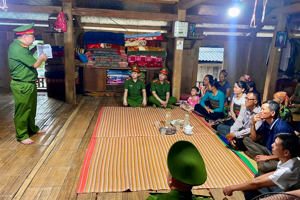 tuyentruyen tuyentruyen.jpg