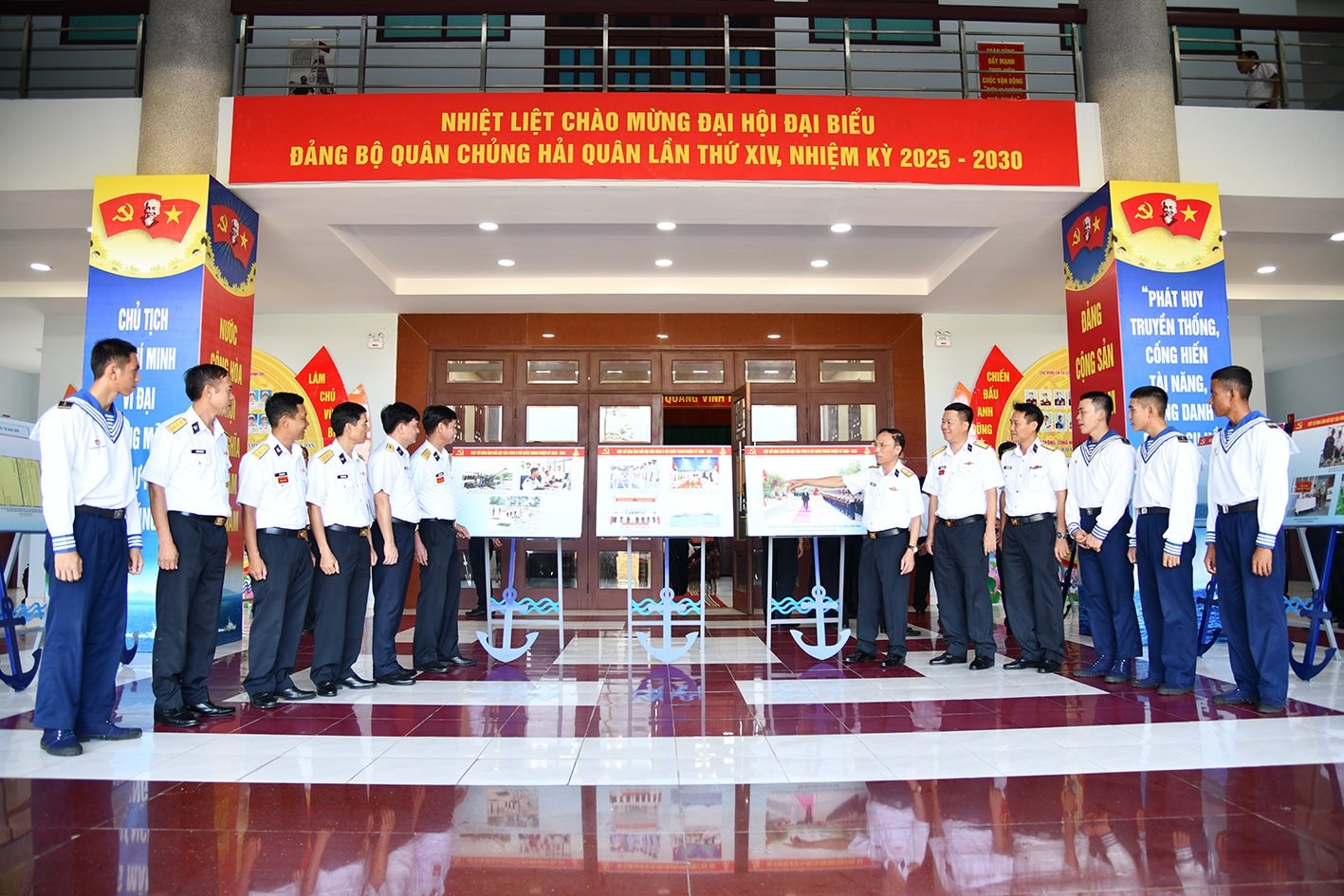 1-5 1.-cac-dai-bieu-tham-quan-trung-bay-anh-tu-hao-nguoi-chien-si-hai-quan.jpg