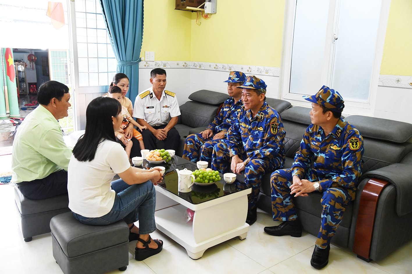 1-6 1.-chuan-do-doc-nguyen-dinh-hung-pho-tu-lenh-hai-quan-tham-dong-vien-gia-dinh-quan-nhan-duoc-ho-tro-nha-dong-doi-trong-chuyen-cong-tac-tai-phia-nam.jpg