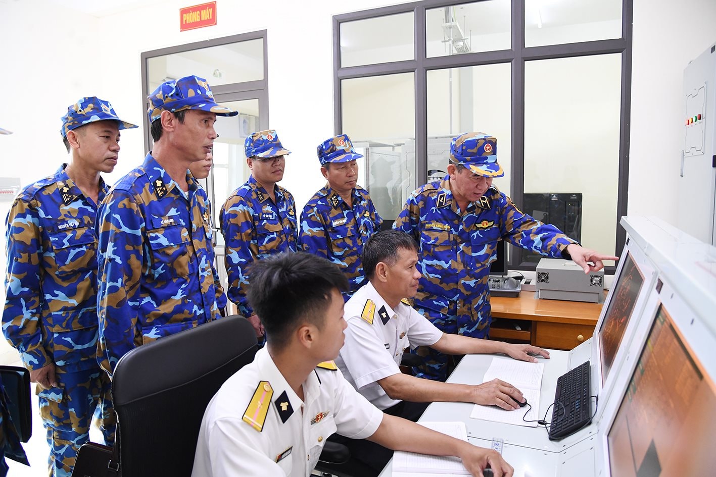 1-8 1.-chuan-do-doc-nguyen-dinh-hung-kiem-tra-kip-truc-tram-ra-da-610-thuc-hien-nhiem-vu.jpg