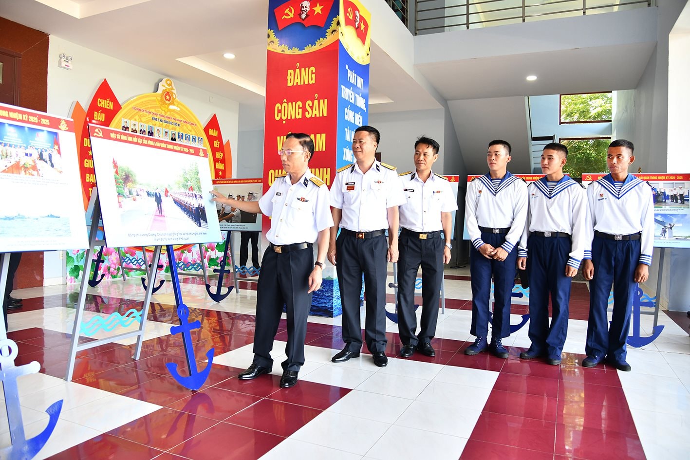 2-7 2.-dai-ta-ngo-van-thanh-chinh-uy-vung-5-hai-quan-thu-nhat-tu-trai-sang-cung-cac-dai-bieu-tham-quan-khong-gian-trung-bay-anh..jpg