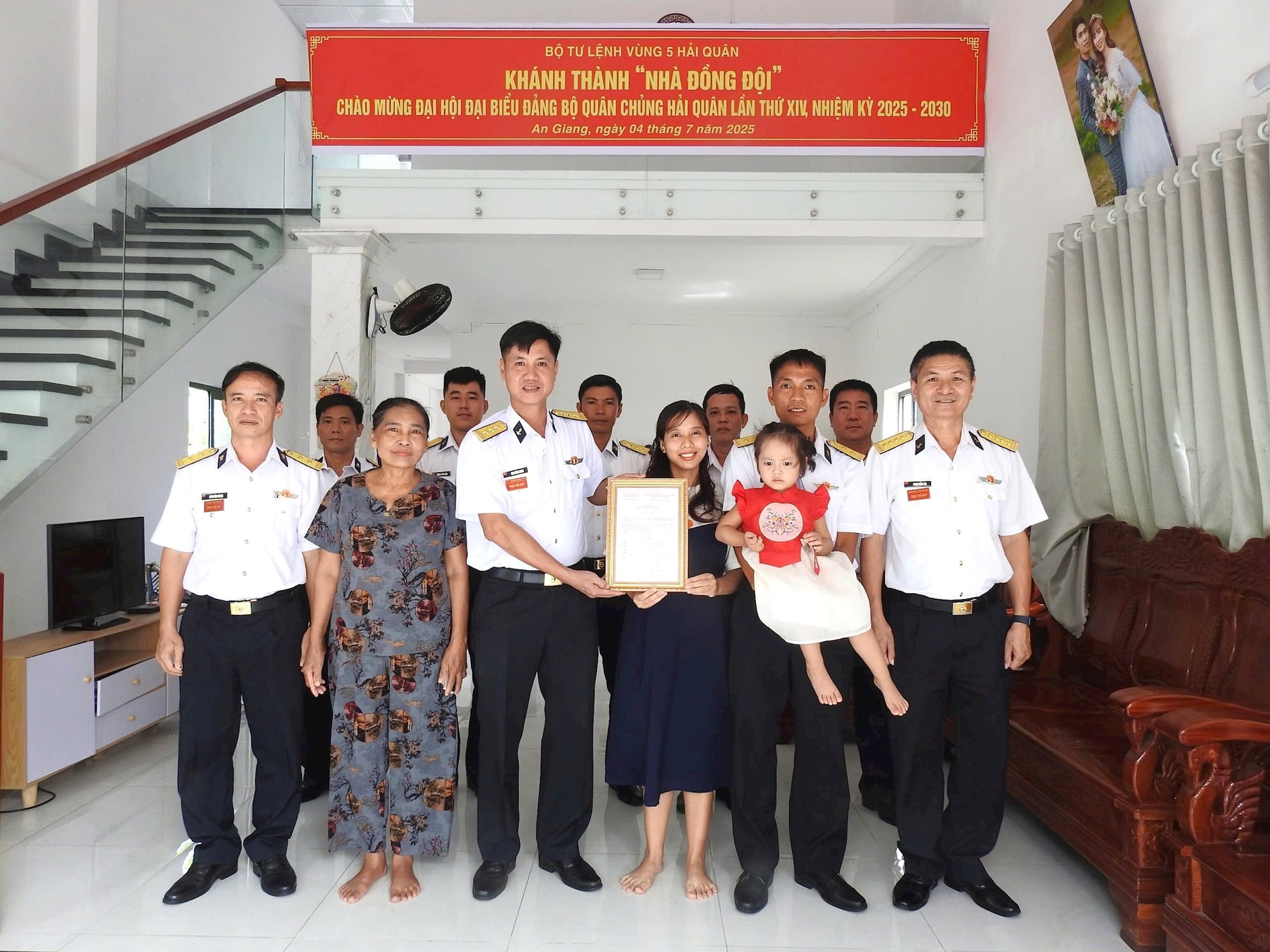 2-9 2.-thuong-ta-mai-dang-danh-pho-tu-lenh-tham-muu-truong-vung-5-hai-quan-trao-quyet-dinh-ban-giao-nha-dong-doi-cho-gia-dinh-quan-nhan-co-hoan-canh-kho-khan.jpg