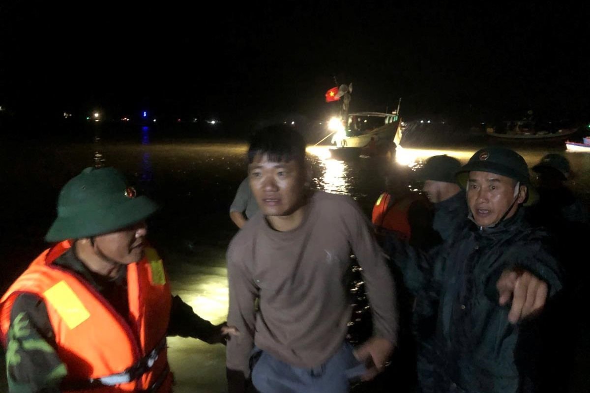 2-can-bo-don-bien-phong-thien-cam-va-cac-luc-luong-dua-du-khach-vao-bo 2-can-bo-don-bien-phong-thien-cam-va-cac-luc-luong-dua-du-khach-vao-bo.-anh-thien-cam.jpeg