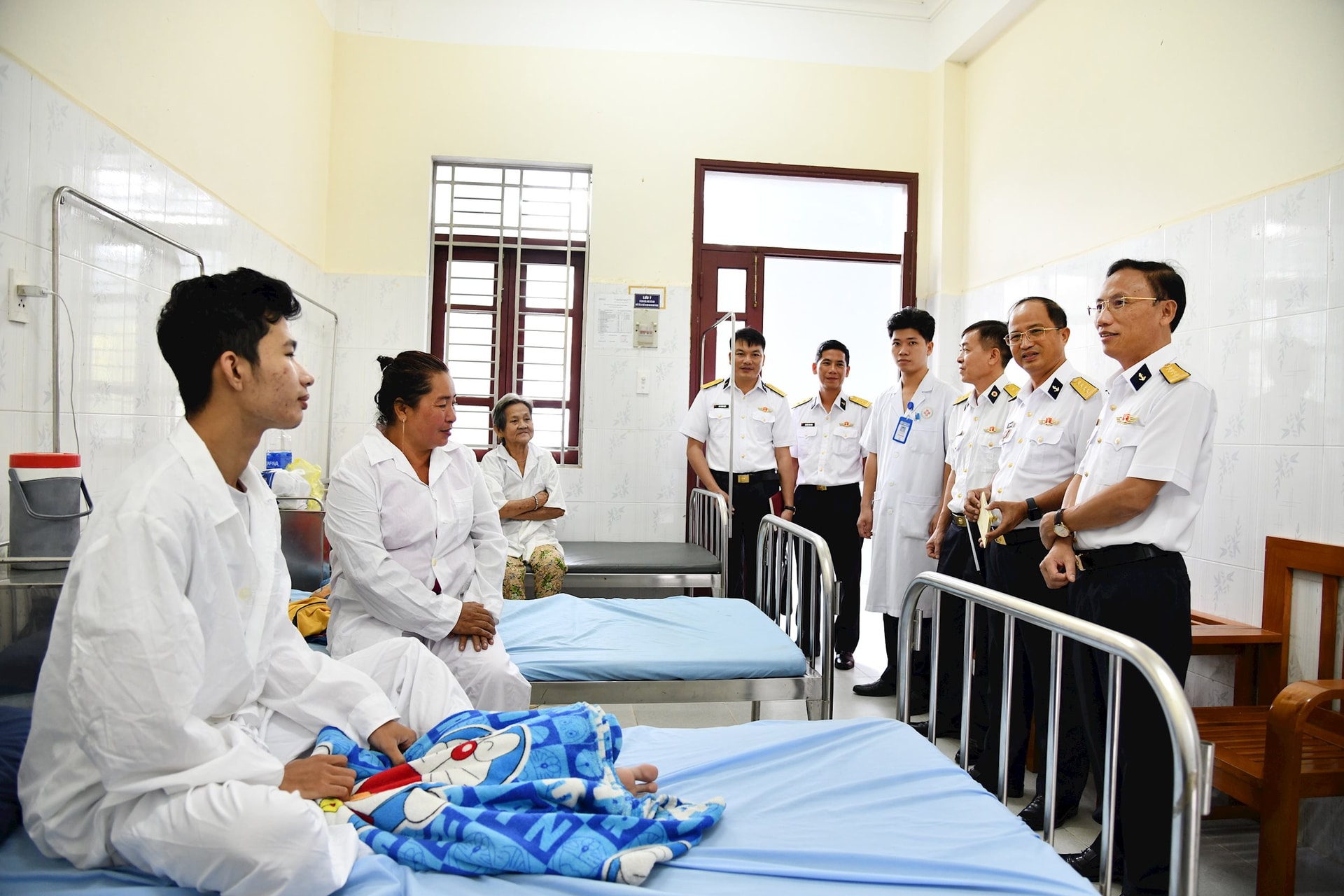 3-13 3.-doan-cong-tac-bo-tu-lenh-vung-5-hai-quan-tham-dong-vien-benh-nhan-tai-doi-dieu-tri-78.jpg