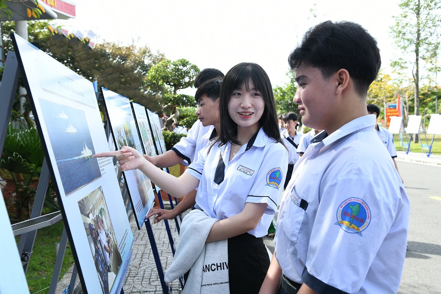 3-6 3.-hoc-sinh-tren-dia-ban-thich-thu-tim-hieu-hinh-anh-ve-hoat-dong-huan-luyen-san-sang-chien-dau-tuan-tra-bao-ve-chu-quyen-bien-dao-cua-luc-luong-hai-quan.jpg