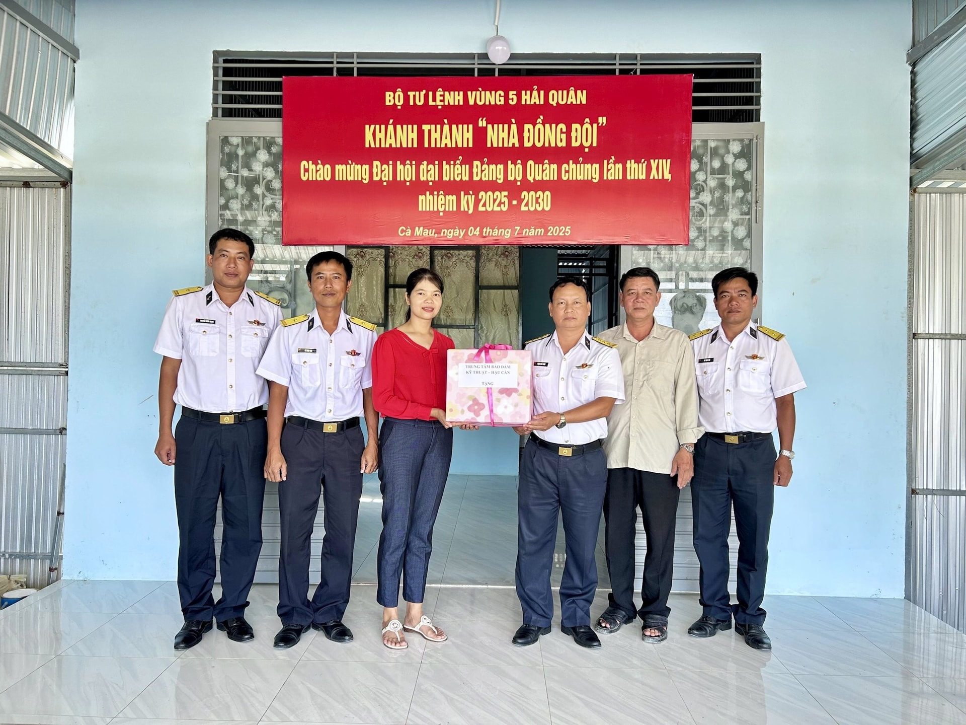 3-7 3.-thuong-ta-pham-khac-dong-chinh-uy-trung-tam-bao-dam-ky-thuat-hau-can-tang-qua-dong-vien-gia-dinh-quan-nhan-trong-dip-khanh-thanh-nha-moi.jpg