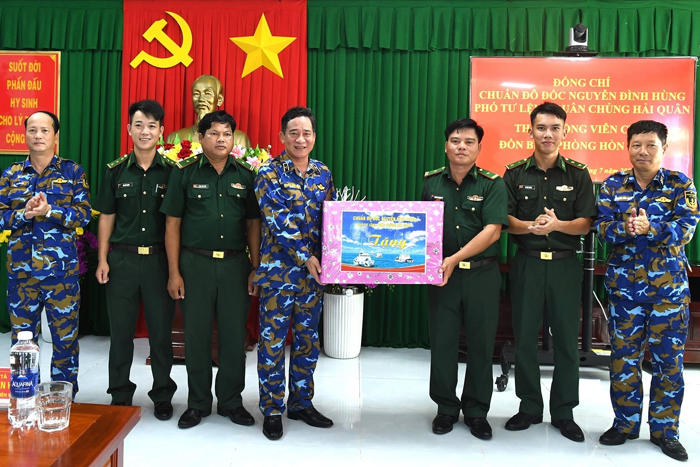 3-8 3.-chuan-do-doc-nguyen-dinh-hung-tang-qua-don-bien-phong-hon-chuoi.jpg