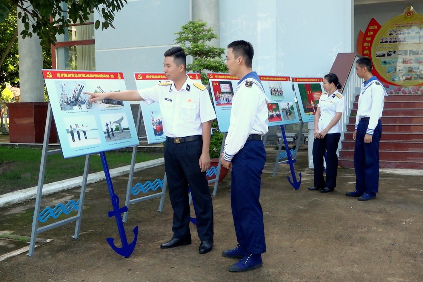 4-2 4.-can-bo-chien-si-don-vi-tim-hieu-ve-qua-trinh-xay-dung-chien-dau-chien-thang-va-truong-thanh-cua-vung-5-hai-quan-qua-cac-hinh-anh-duoc-trung-bay.jpg