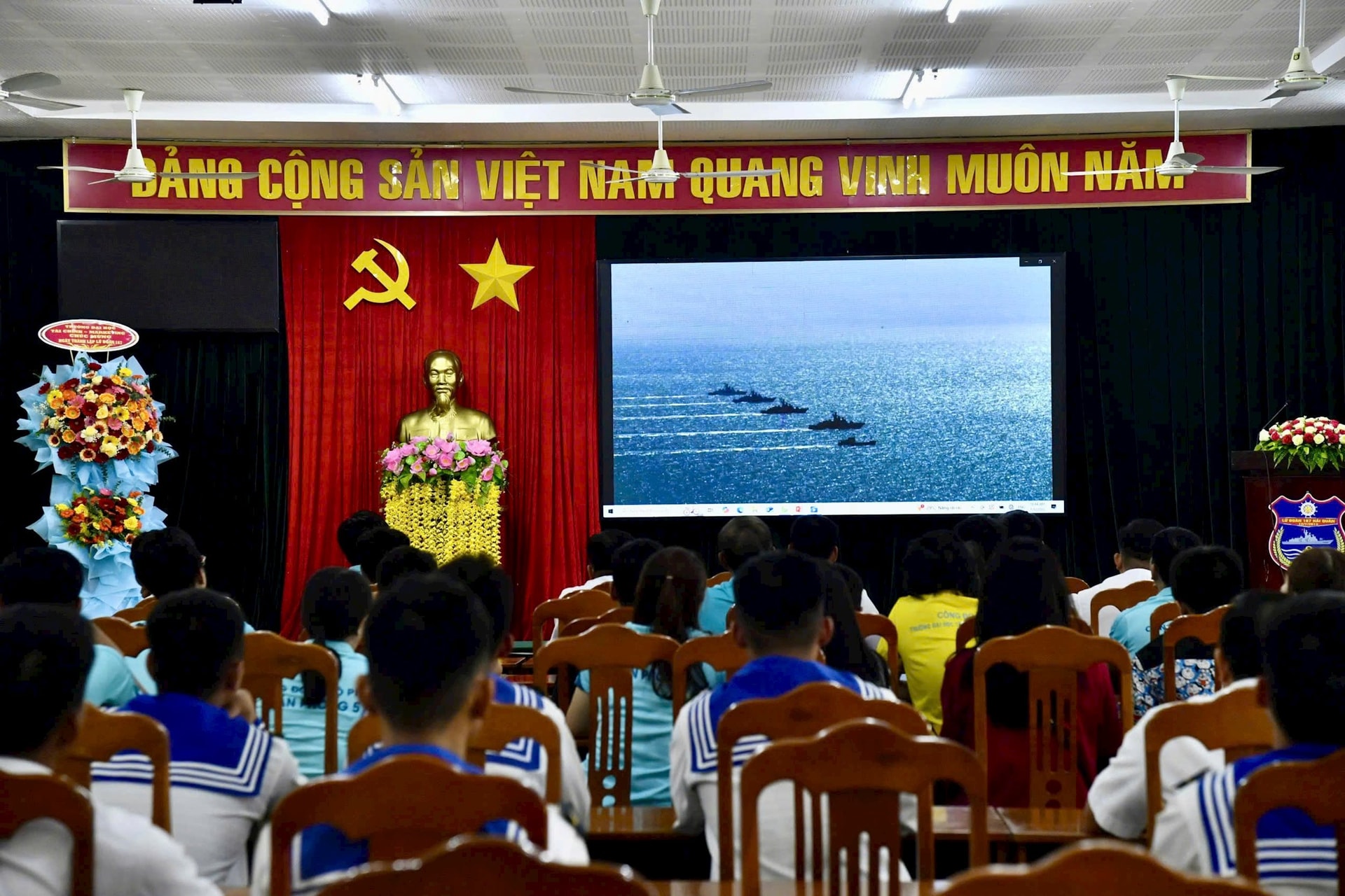 5-2 5.-doan-co-so-lu-doan-167-to-chuc-giao-luu-voi-doan-truong-dai-hoc-tai-chinh-marketing.jpg