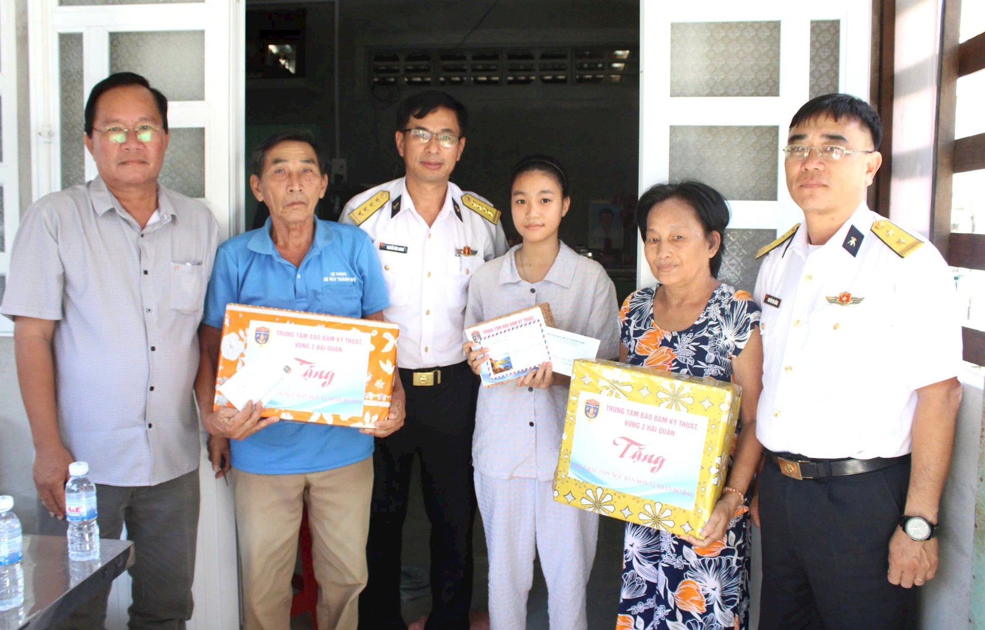 anh-1-3 anh-1.-tang-qua-gia-dinh-chau-ho-ngoc-yen.jpg