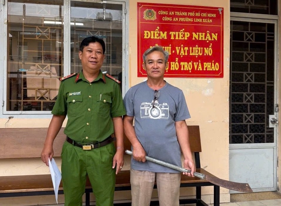 anh-1-nguoi-dan-tu-giac-giao-nop-hung-khi-tai-cap-linh-xuan-tp anh-1-nguoi-dan-tu-giac-giao-nop-hung-khi-tai-cap-linh-xuan-tp.hcm-sang-26.7..jpg