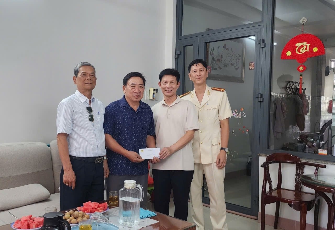anh-2-chi-hoi-cuu-cand-va-cap-linh-xuan-tp anh-2-chi-hoi-cuu-cand-va-cap-linh-xuan-tp.hcm-tham-hoi-gia-dinh-chinh-sach-nhan-ky-niem-ngay-thuong-binh-liet-si..jpg