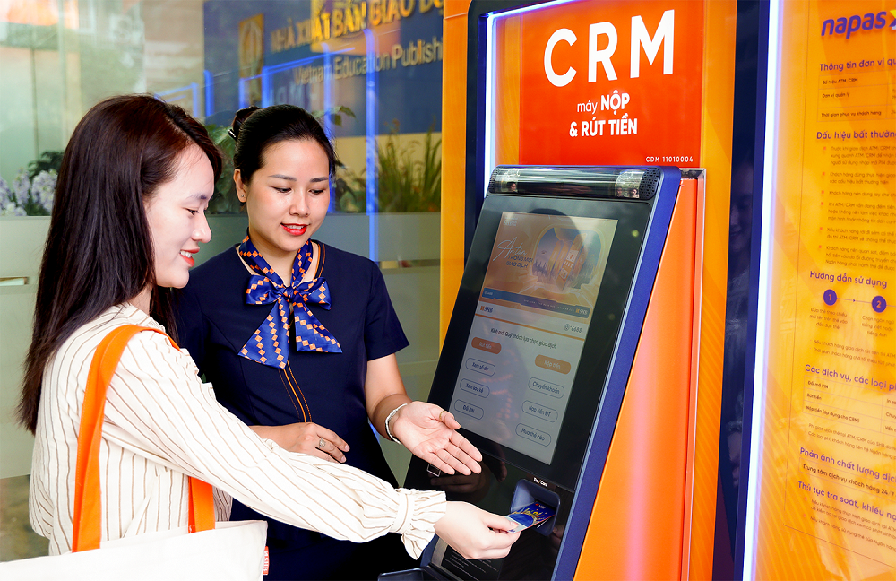 anh-2.-nhan-vien-shb-huong-dan-khach-hang-su-dung-may-crm.png