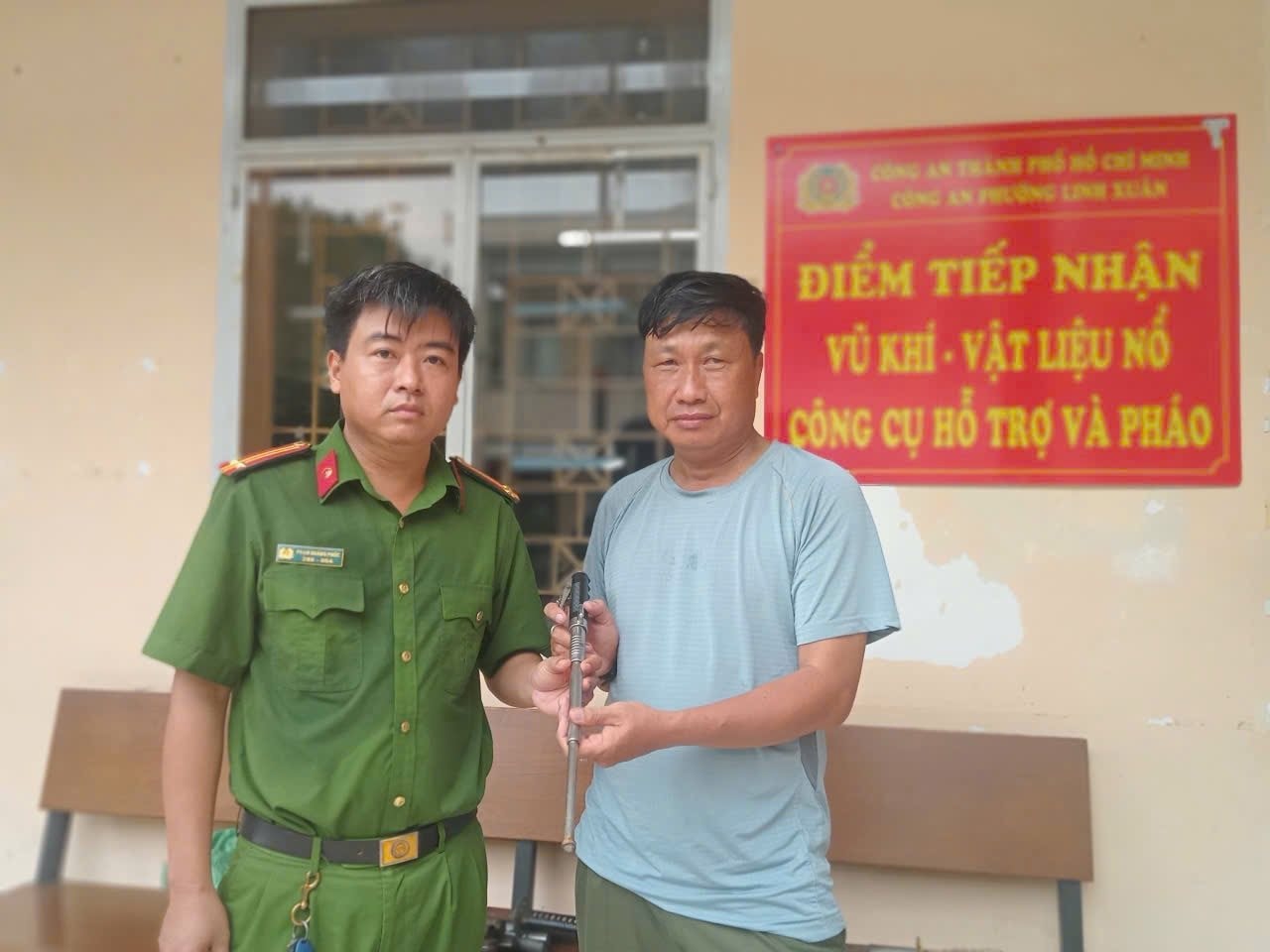 anh-3-cap-linh-xuan-tp anh-3-cap-linh-xuan-tp.hcm-tiep-nhan-hung-khi-do-nhan-dan-giao-nop-sang-26.7..jpg
