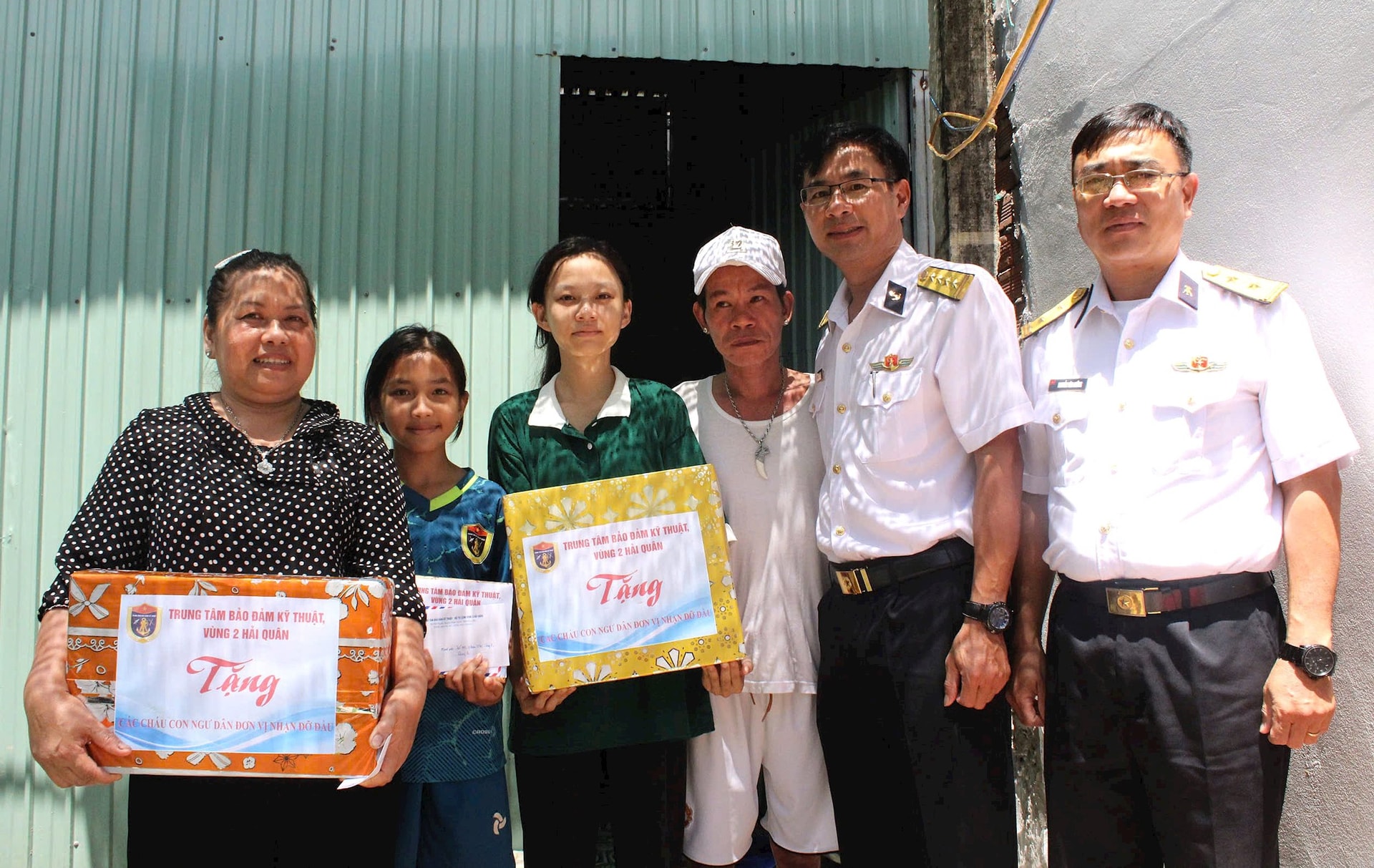 anh-3 anh-3.-tang-qua-gia-dinh-chau-nguyen-ngoc-nhi.jpg