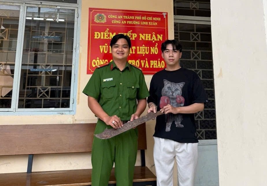 anh-4-chi-trong-buoi-sang-26 anh-4-chi-trong-buoi-sang-26.7-nhieu-nguoi-dan-tu-nguyen-giao-nop-hung-khi-cho-cap-linh-xuan-tp.hcm-..jpg