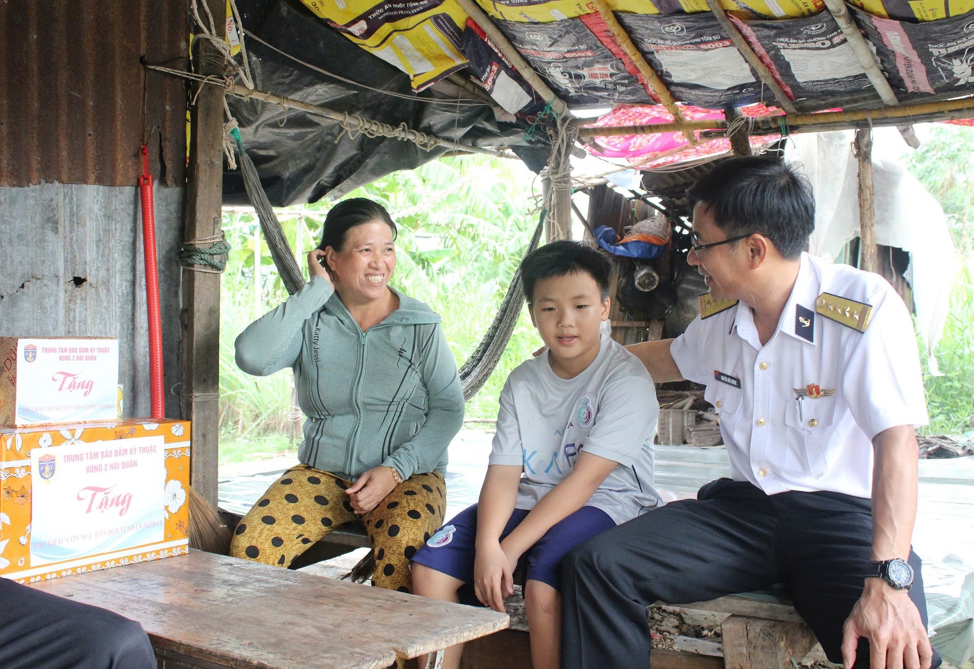 anh-4 anh-4.-chi-pham-thi-be-me-be-nguyen-hoang-thinh-vui-mung-khi-don-vi-den-tham-tang-qua.jpg
