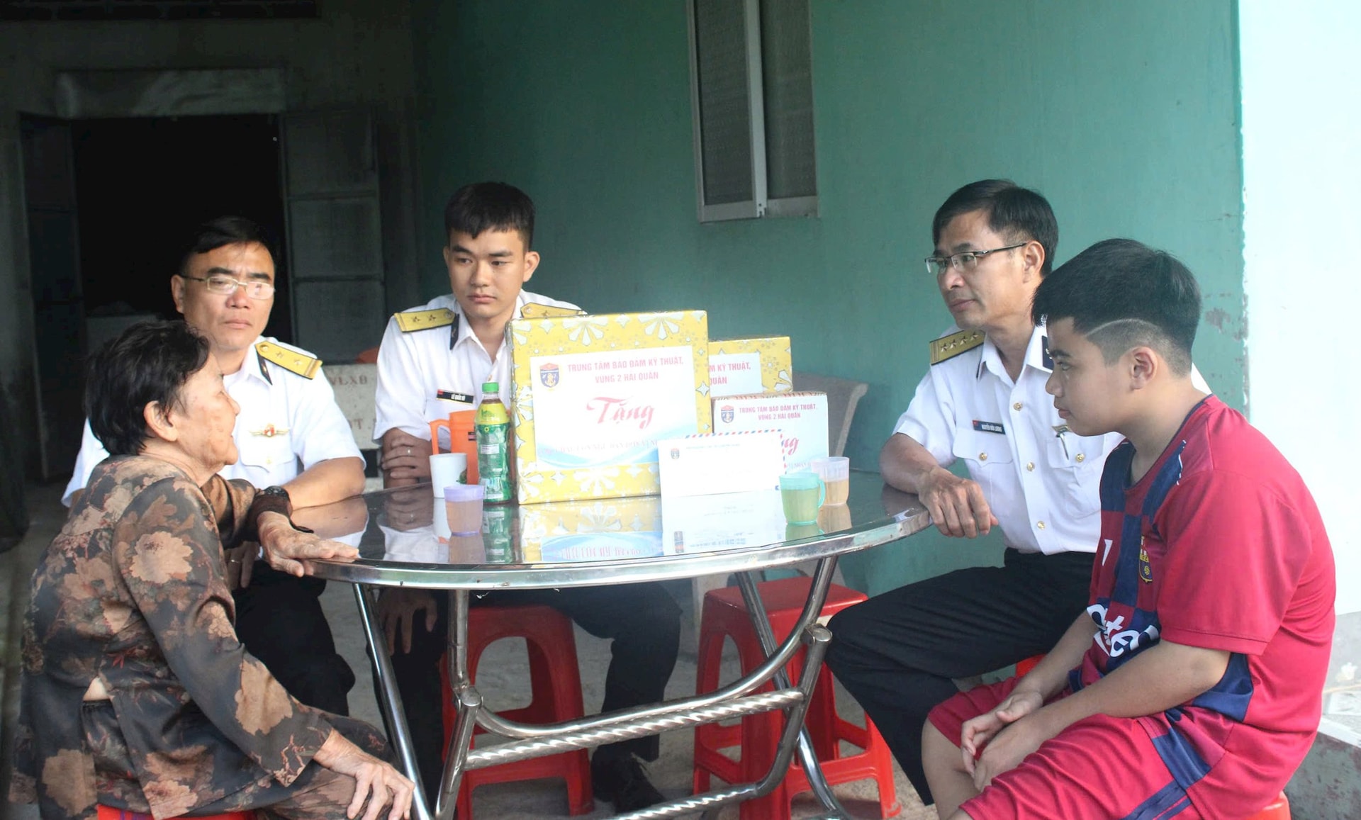 anh-5-1 anh-5.-tang-qua-gia-dinh-chau-che-hoang-thien.jpg