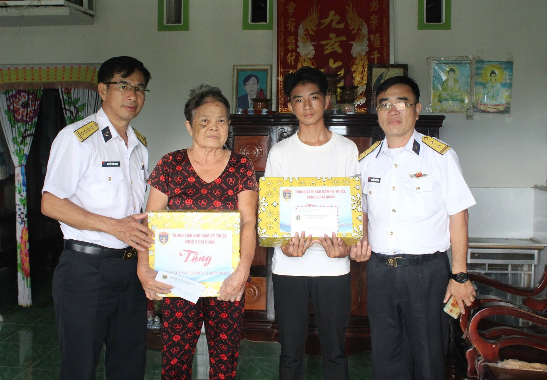 anh-6-2 anh-6.-tang-qua-gia-dinh-chau-dang-van-truong.jpg