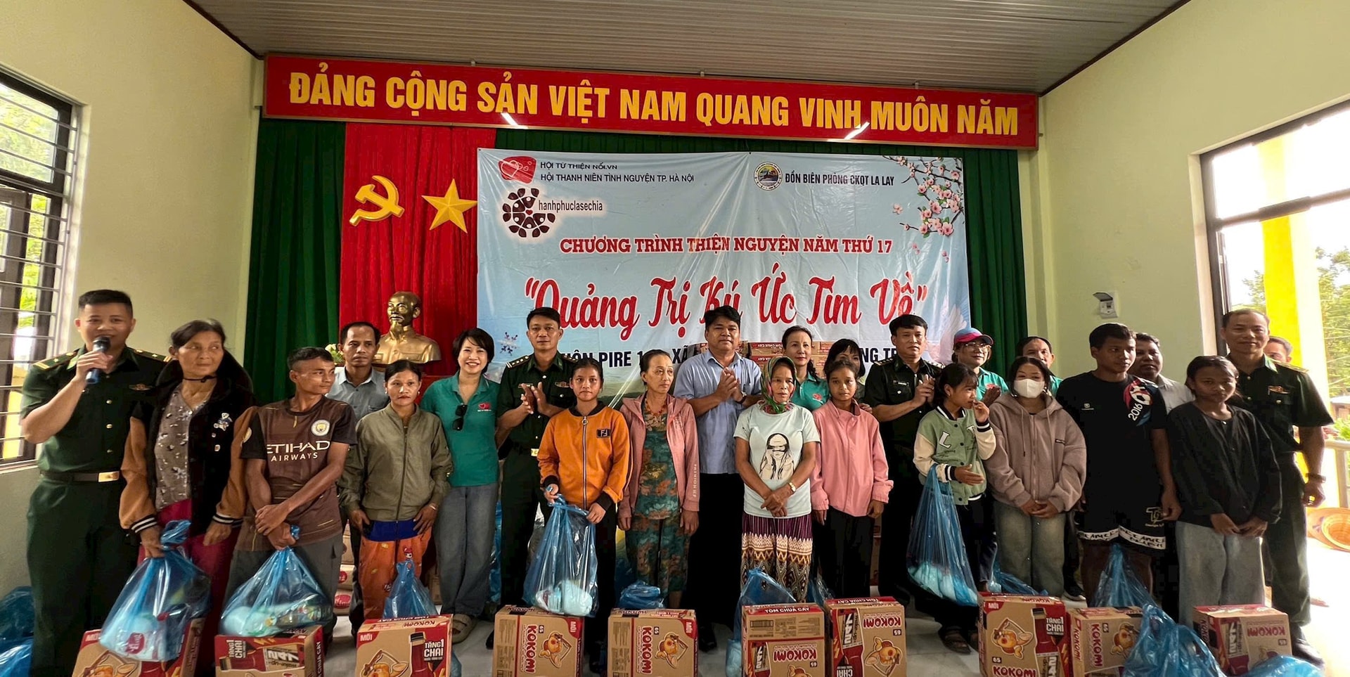 bien-phong-la-lay-trao-qua-5-050725 bien-phong-la-lay-trao-qua-5-050725.jpg