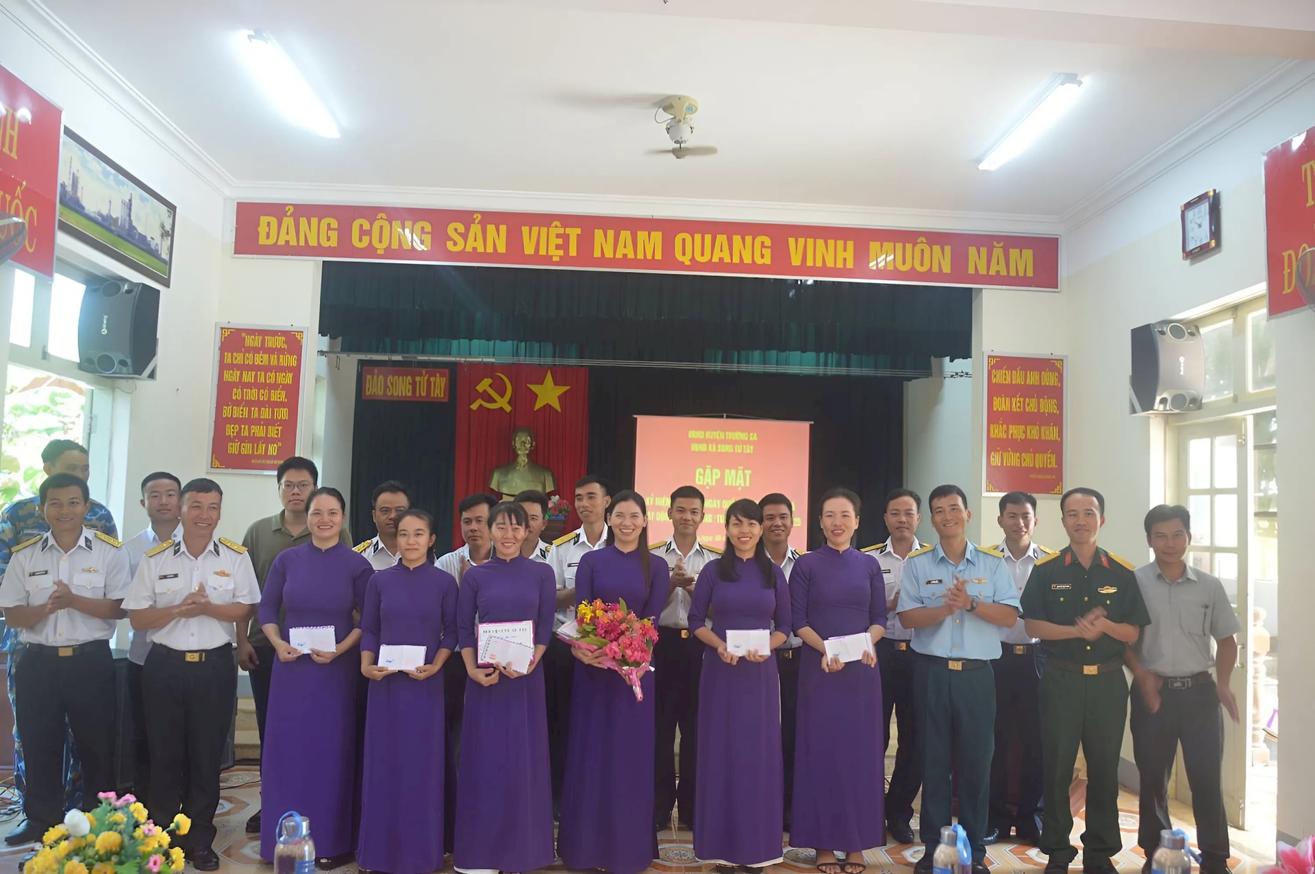 chi-huy-dao-song-tu-tay-gap-mat-chuc-mung-hoi-phu-nu-tren-dao chi-huy-dao-song-tu-tay-gap-mat-chuc-mung-hoi-phu-nu-tren-dao.jpeg