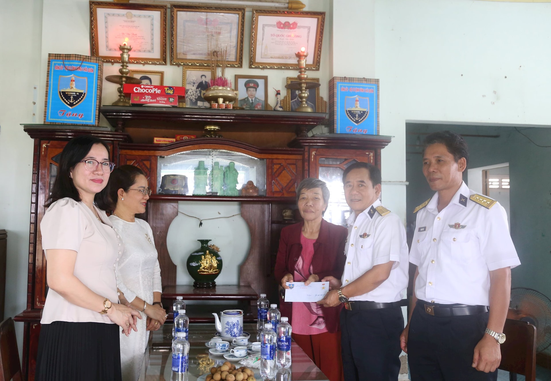 dai-dien-bo-tu-lenh-vung-4-da-den-tham-thap-huong-va-dong-vien-mot-so-than-nhan-liet-si-tai-dia-phuong dai-dien-bo-tu-lenh-vung-4-da-den-tham-thap-huong-va-dong-vien-mot-so-than-nhan-liet-si-tai-dia-phuong.jpg