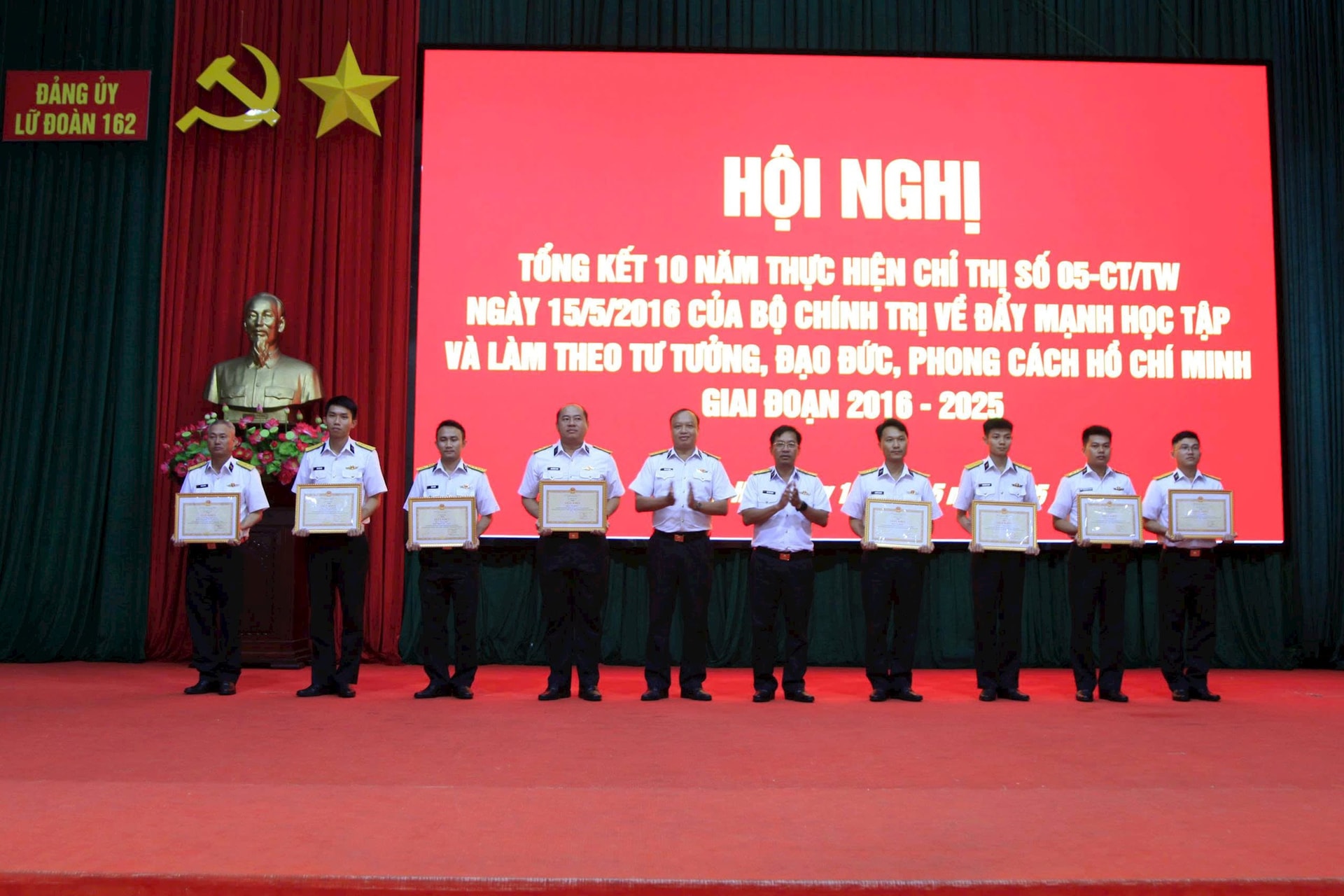 dong-chi-luon-la-dien-hinh-tien-tien-trong-phong-trao-thi-dua-quyet-thang-cua-don-vi-dung-ngoai-cung-ben-trai-.-anh-le-ngoc.jpg