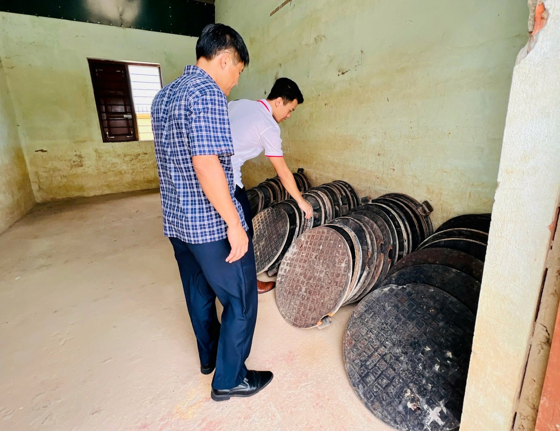 mat-nap-ho-ga-tren-duong-xa-cam-hong-2 mat-nap-ho-ga-tren-duong-xa-cam-hong-2.jpg