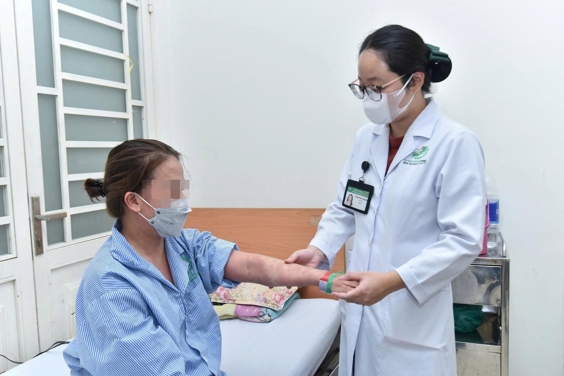 ths ths.bs-danh-bao-khanh-dieu-tri-cho-benh-nhan.jpg