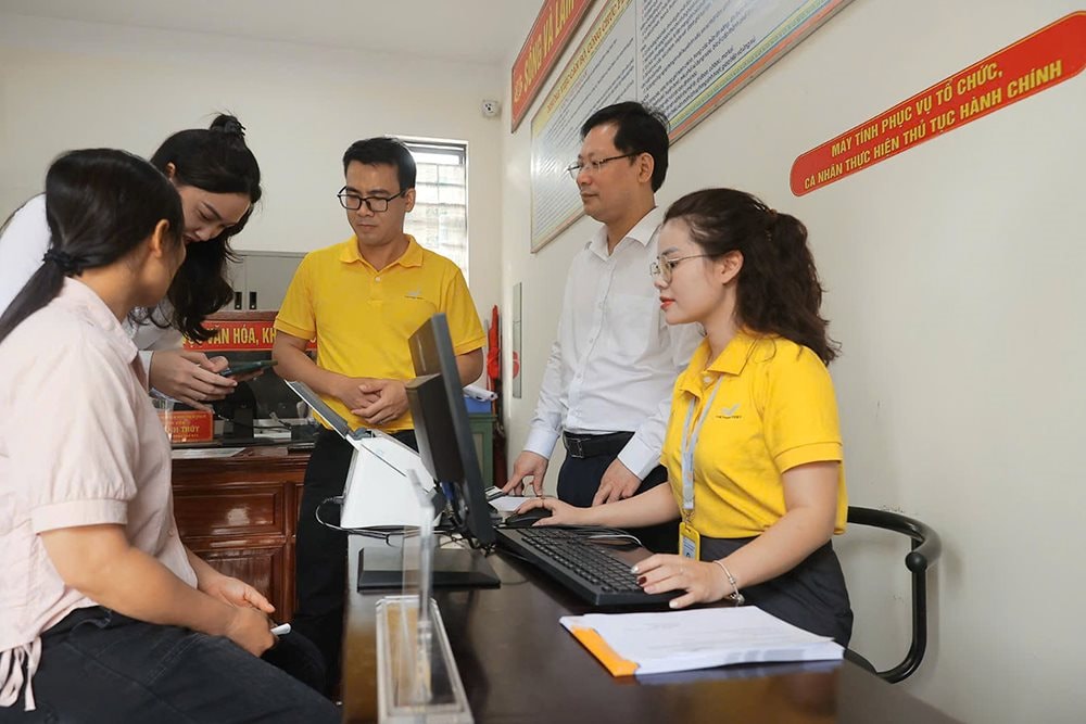 tong-giam-doc-chu-quang-hao-truc-tiep-kiem-tra-viec-viec-thuc-hien-bo-tri-nhan-vien-buu-dien-ho-tro-tai-ttpvhcc-xa-dong-hy tong-giam-doc-chu-quang-hao-truc-tiep-kiem-tra-viec-viec-thuc-hien-bo-tri-nhan-vien-buu-dien-ho-tro-tai-ttpvhcc-xa-dong-hy.jpg