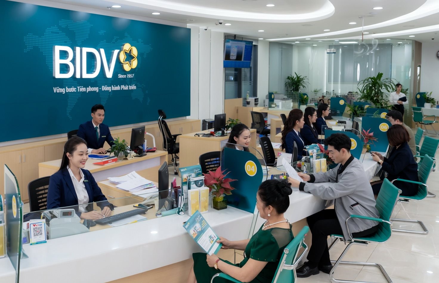 anh-02-hoat-dong-giao-dich-tai-bidv anh-02-hoat-dong-giao-dich-tai-bidv.jpg