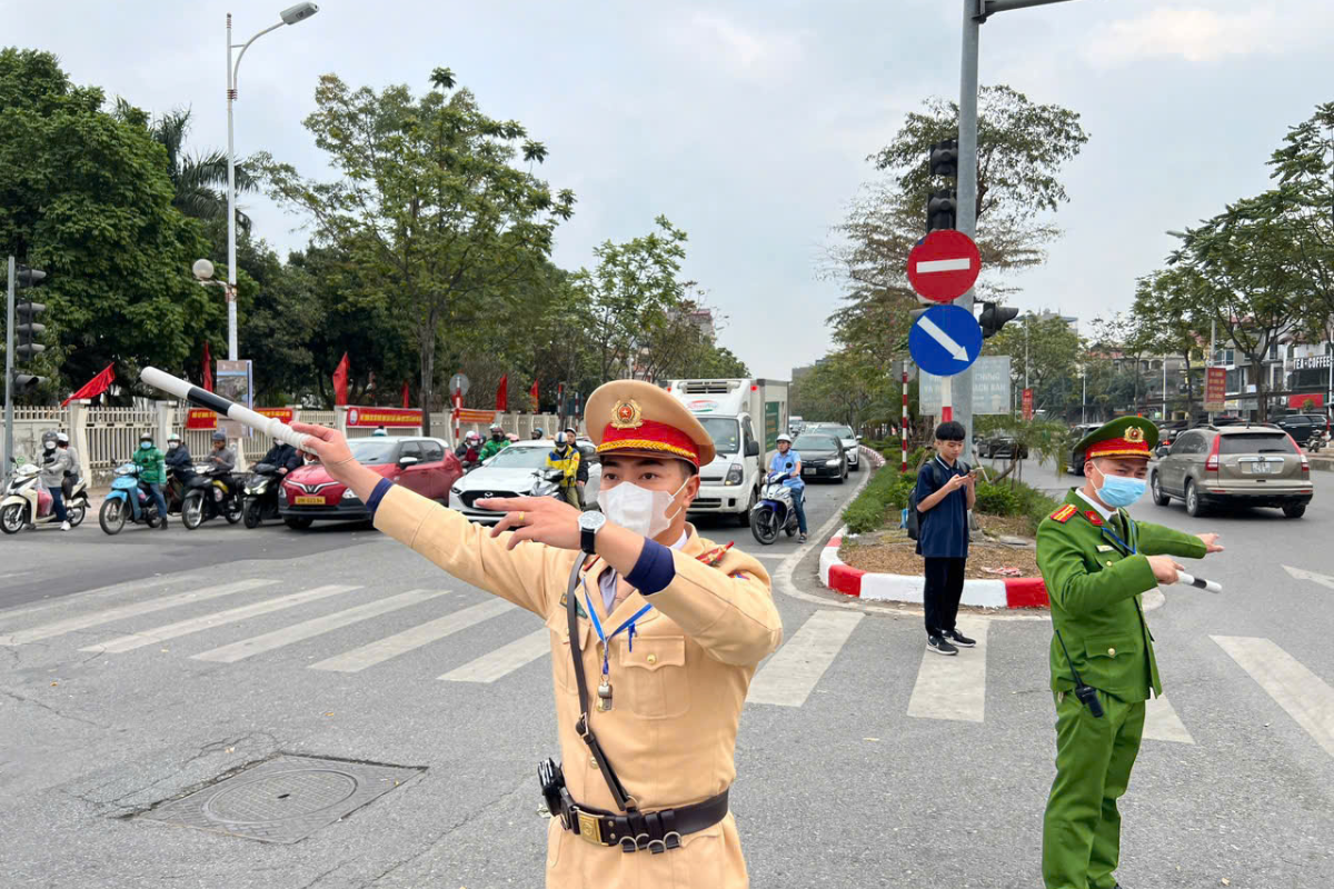 canh-sat-giao-thong-phan-luong-to-chuc-huong-di-cho-cac-loai-phuong-tien canh-sat-giao-thong-phan-luong-to-chuc-huong-di-cho-cac-loai-phuong-tien.-anh-minh-hoa-..png