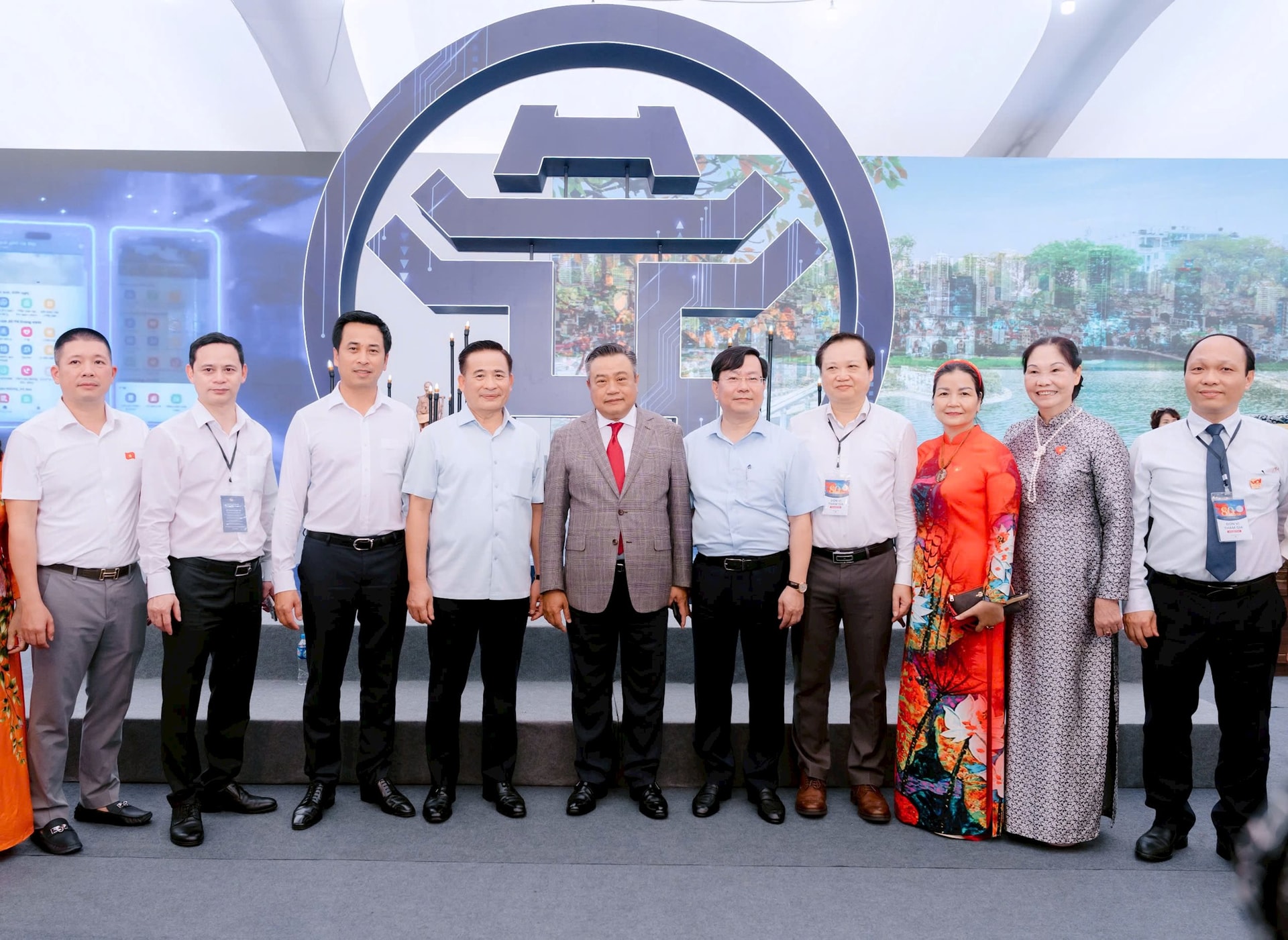 chu-tic-voi-logo-ha-noi chu-tic-voi-logo-ha-noi.jpg