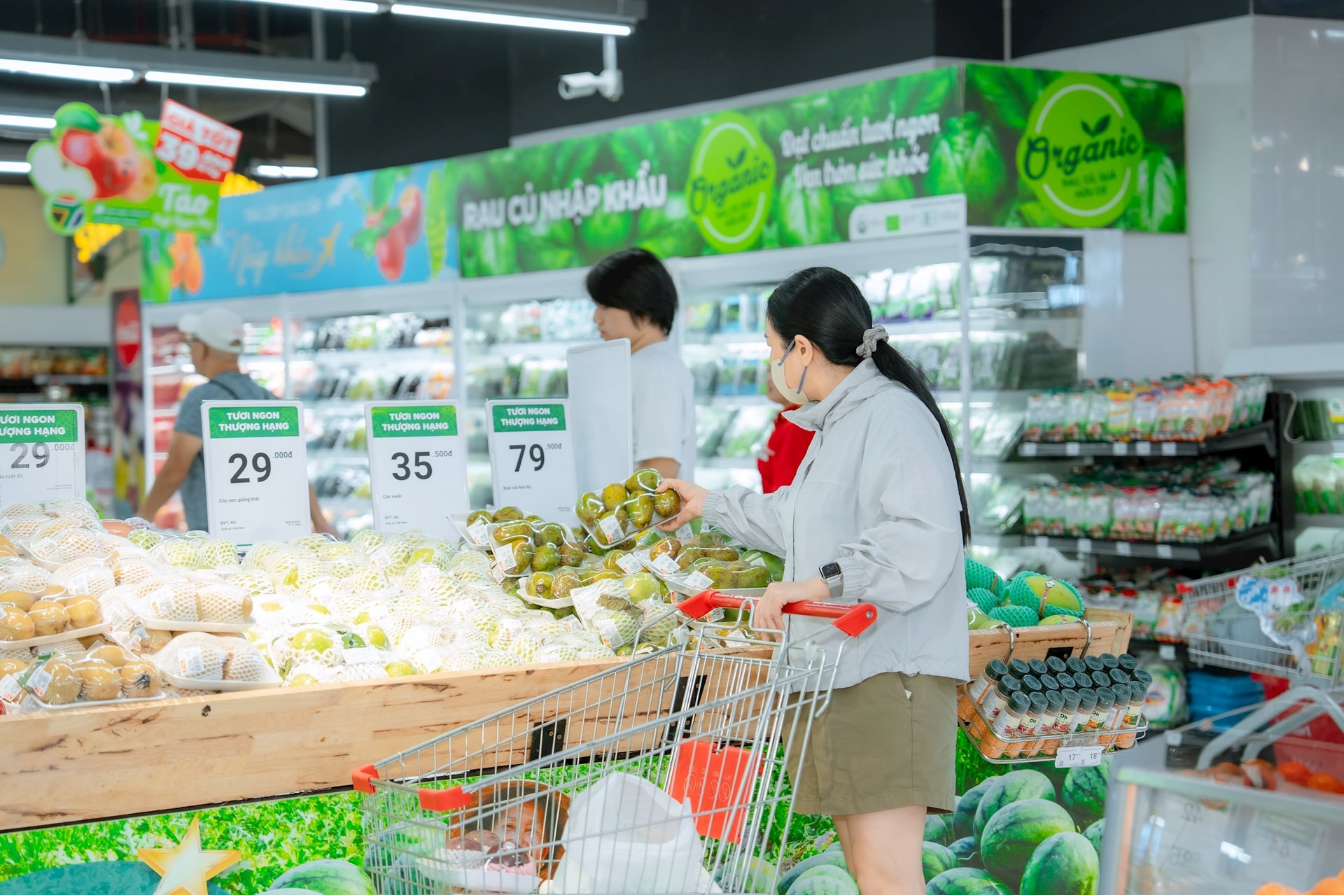 khach-hang-mua-sam-tai-he-thong-cua-hang-sieu-thi-cua-wincommerce-2 khach-hang-mua-sam-tai-he-thong-cua-hang-sieu-thi-cua-wincommerce-2-.jpg