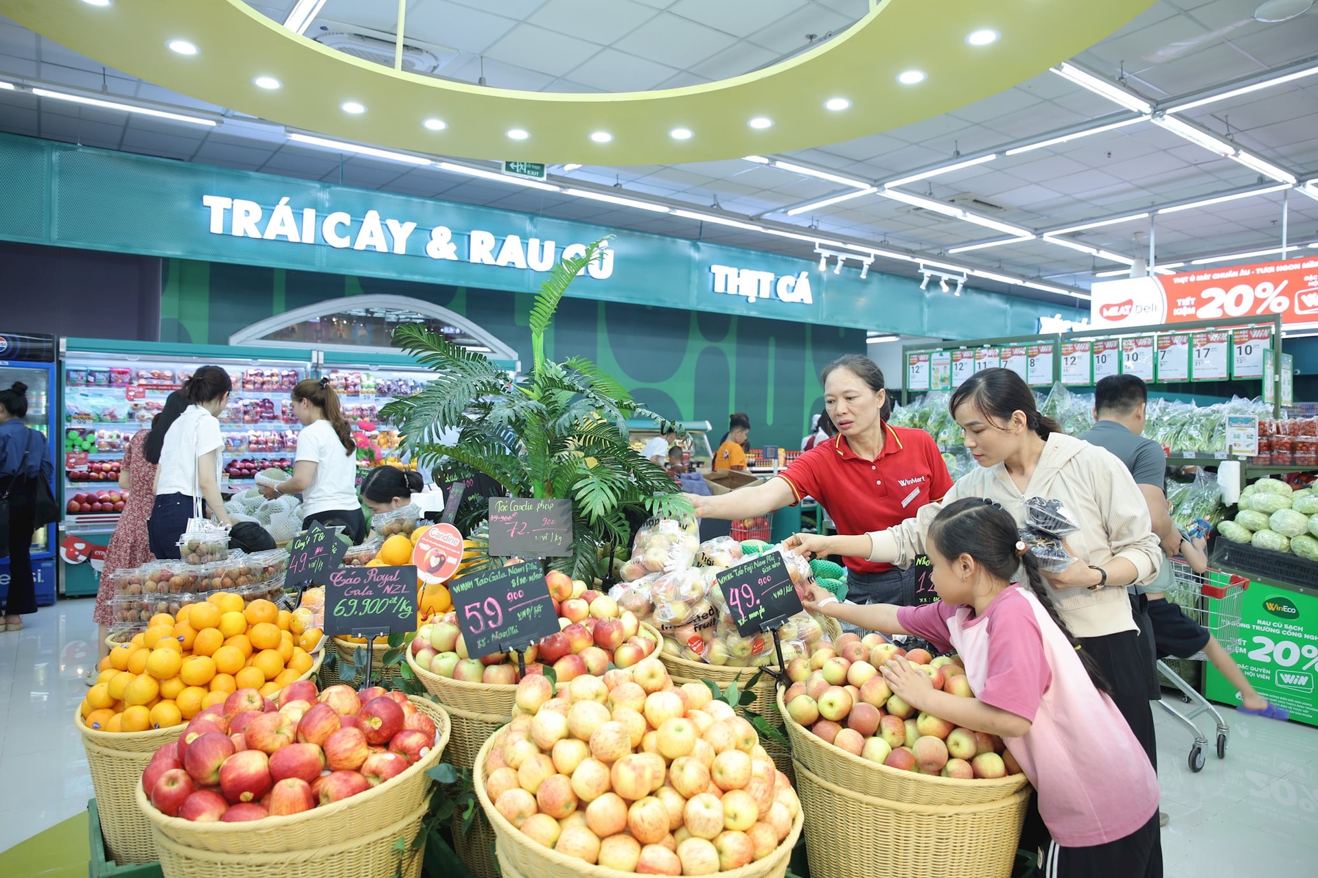 khach-hang-trai-nghiem-khong-gian-mua-sam-nong-san-tuoi-mat-tai-winmart khach-hang-trai-nghiem-khong-gian-mua-sam-nong-san-tuoi-mat-tai-winmart.jpg