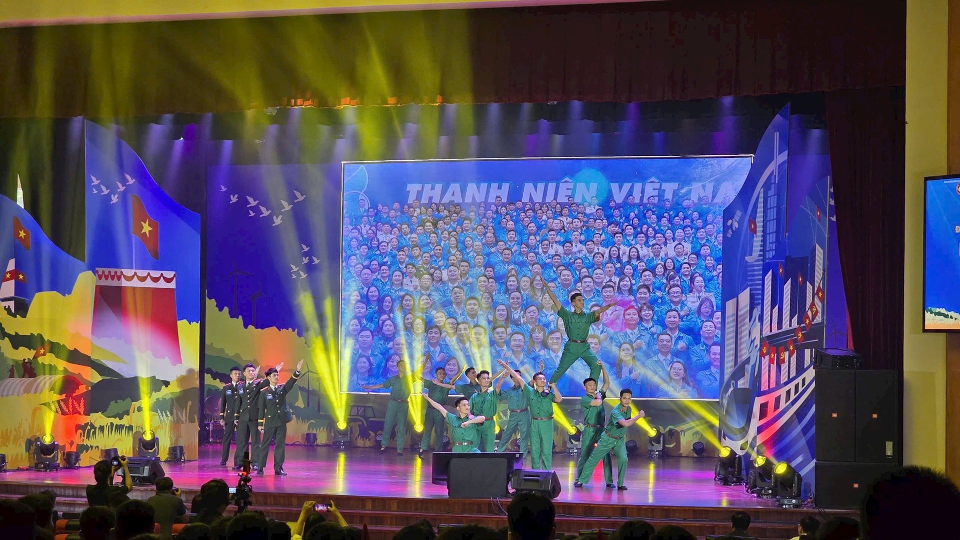 vongthi1 vongthi1.jpg