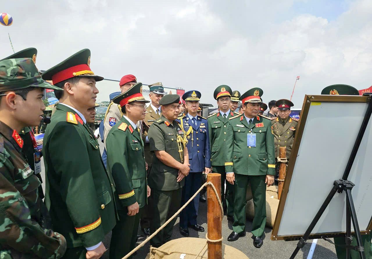 xe-chien-dau-3-1 xe-chien-dau-3-(1).jpg